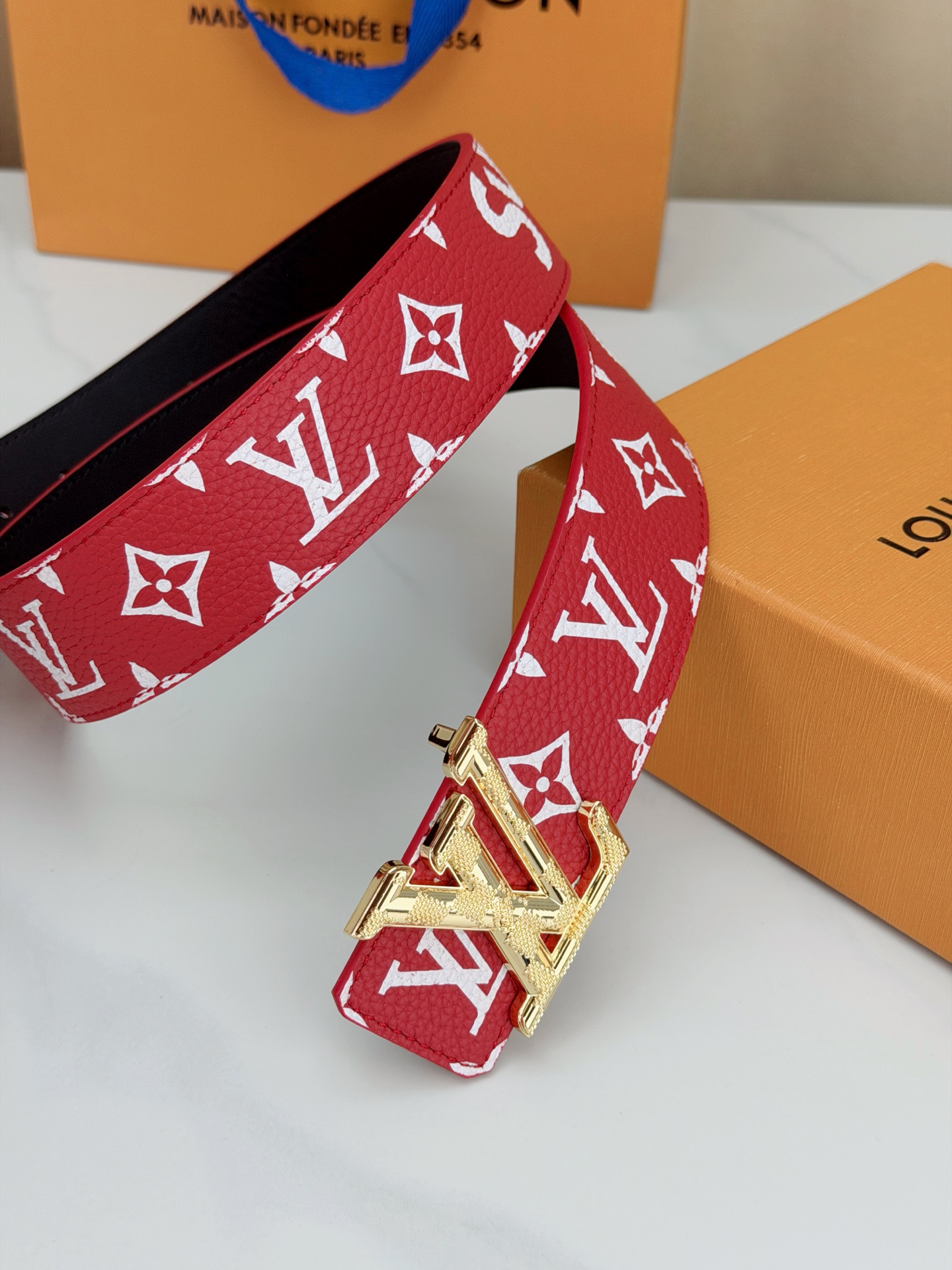 LV 4.0cm宽版红老花腰带，正红底色配白色Monogram亮眼吸睛，双面可用（红/黑）一腰两穿性价比