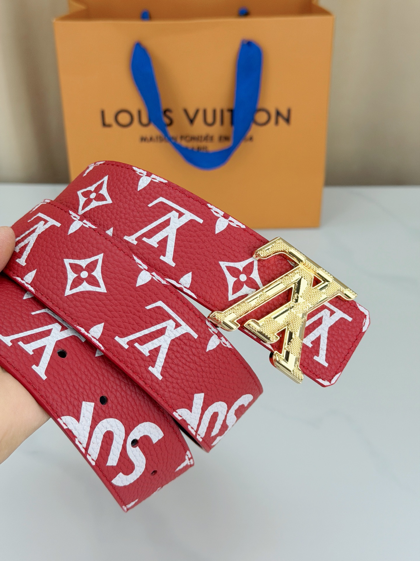 LV 4.0cm宽版红老花腰带，正红底色配白色Monogram亮眼吸睛，双面可用（红/黑）一腰两穿性价比