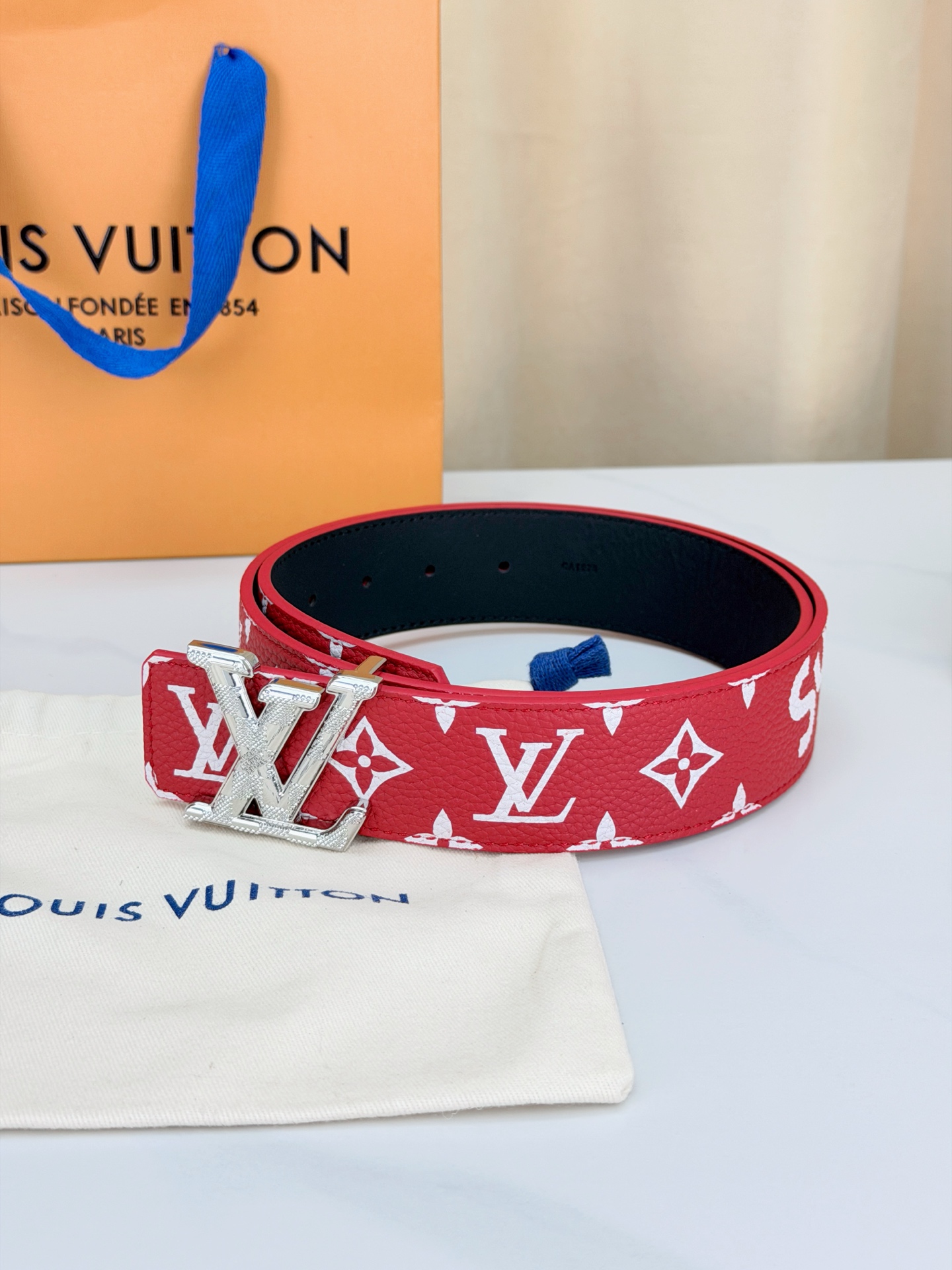 LV 4.0cm宽版红老花腰带，正红底色配白色Monogram亮眼吸睛，双面可用（红/黑）一腰两穿性价比