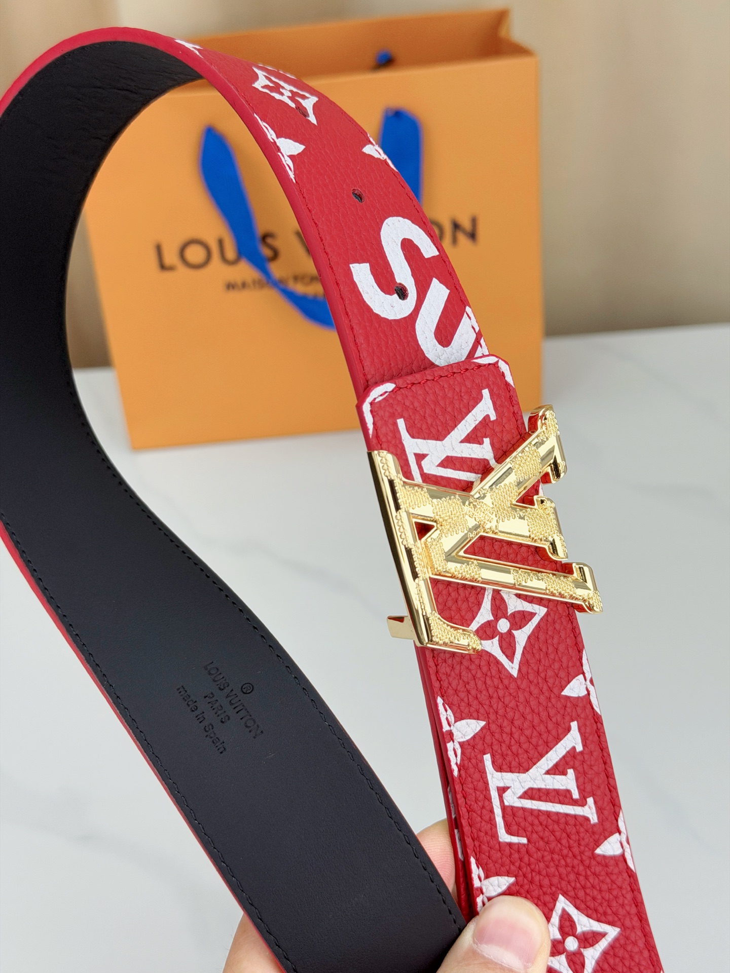LV 4.0cm宽版红老花腰带，正红底色配白色Monogram亮眼吸睛，双面可用（红/黑）一腰两穿性价比