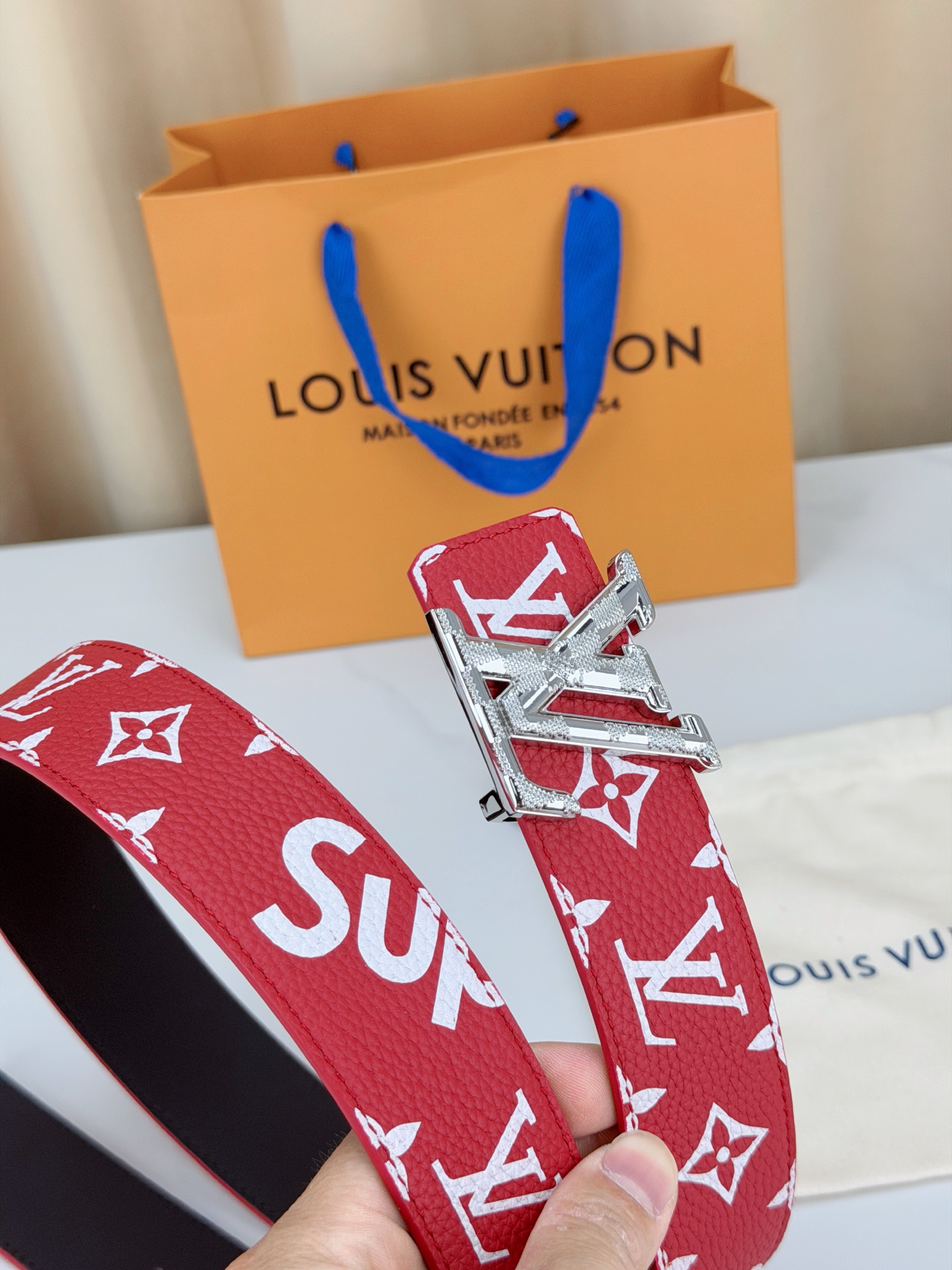 LV 4.0cm宽版红老花腰带，正红底色配白色Monogram亮眼吸睛，双面可用（红/黑）一腰两穿性价比