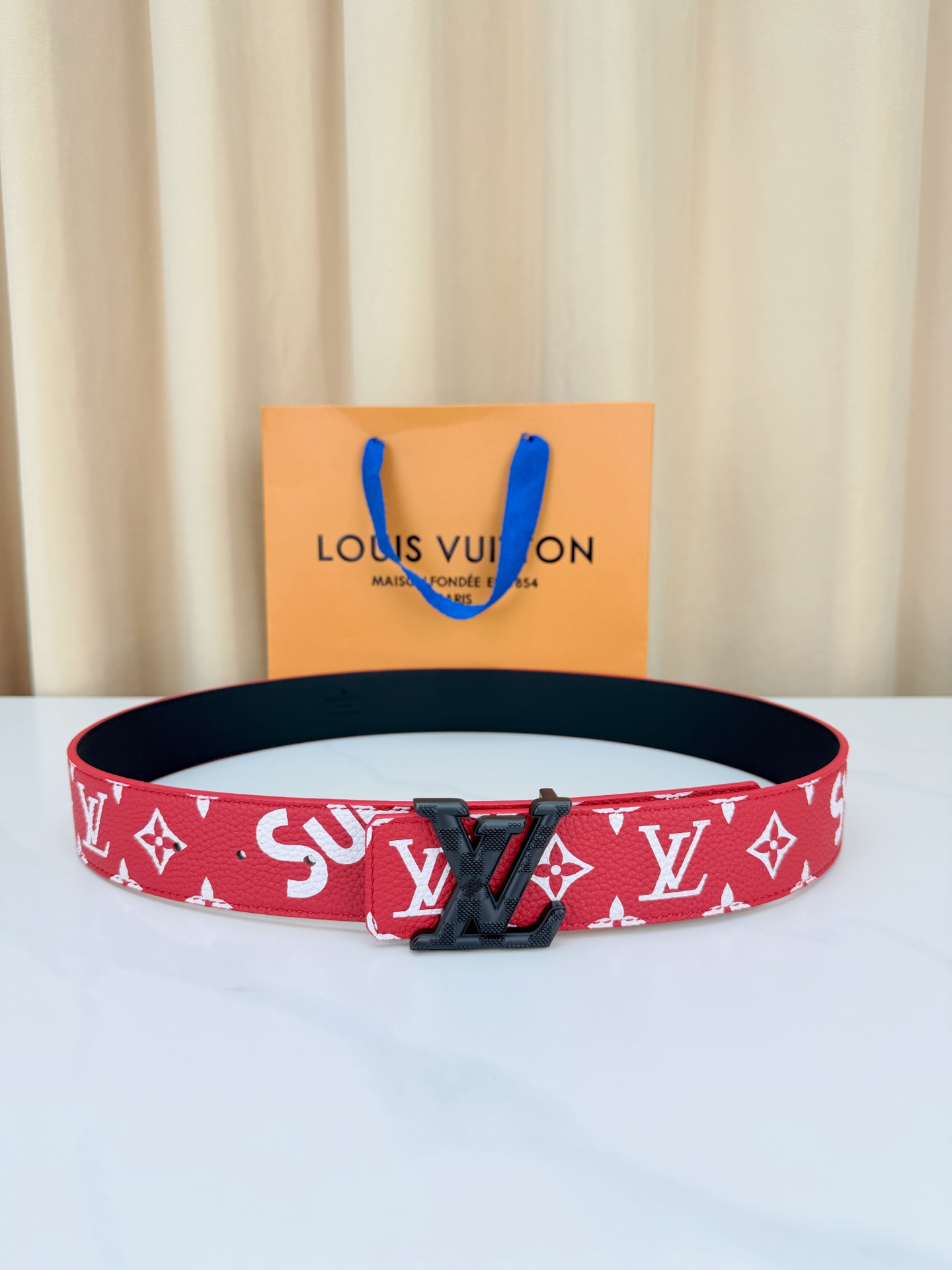 LV 4.0cm宽版红老花腰带，正红底色配白色Monogram亮眼吸睛，双面可用（红/黑）一腰两穿性价比
