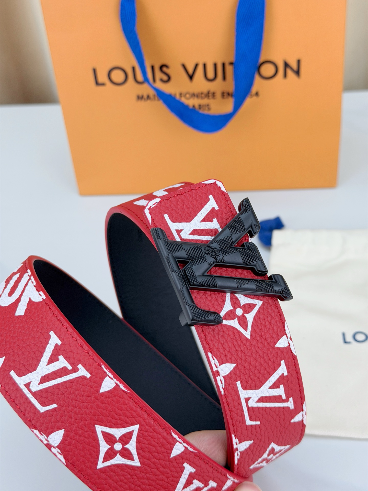 LV 4.0cm宽版红老花腰带，正红底色配白色Monogram亮眼吸睛，双面可用（红/黑）一腰两穿性价比