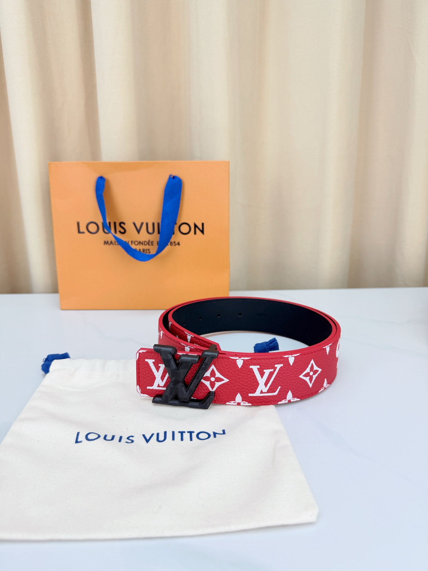 LV 4.0cm宽版红老花腰带，正红底色配白色Monogram亮眼吸睛，双面可用（红/黑）一腰两穿性价比