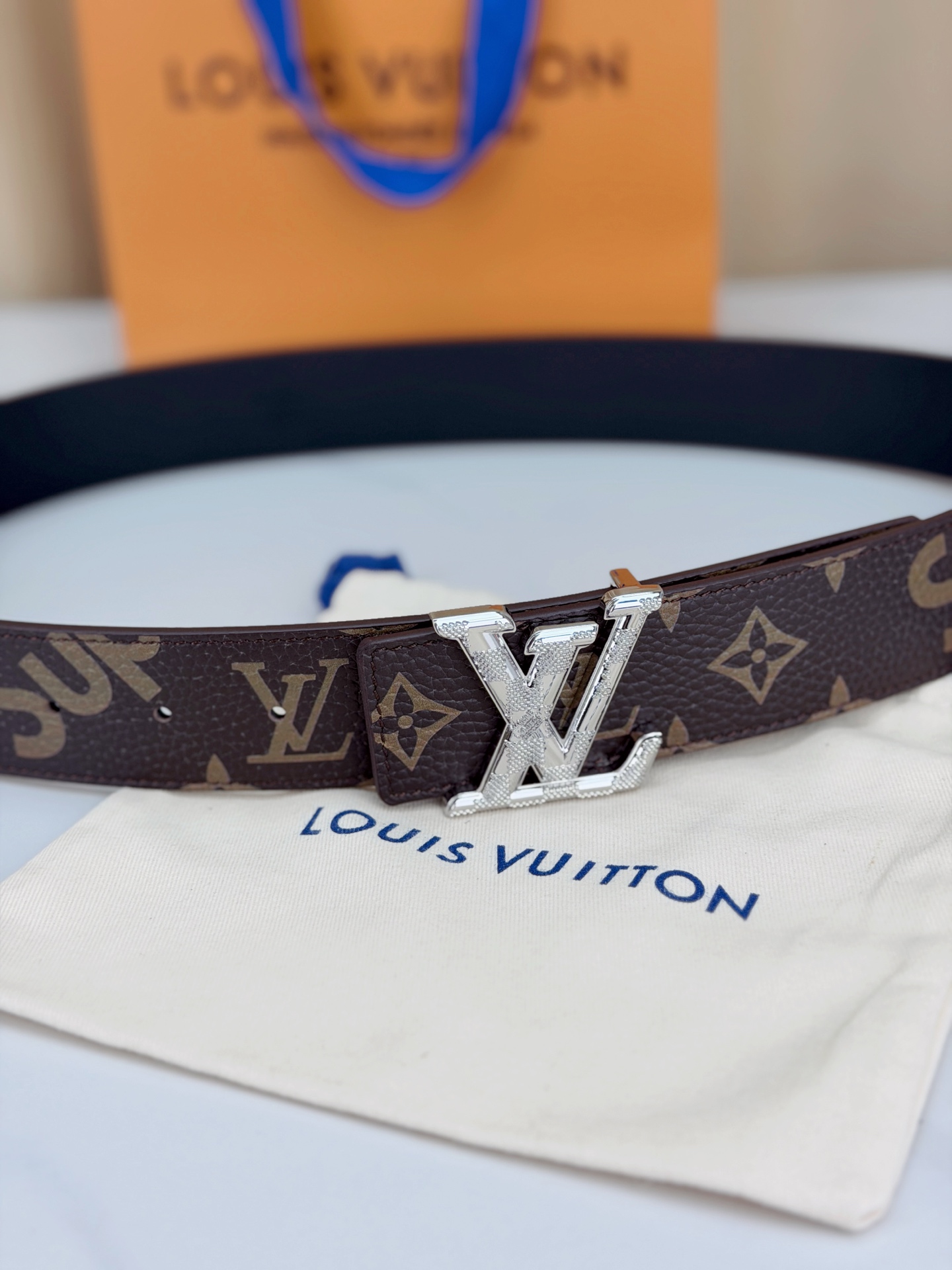 LV x SUP联名4.0cm宽版腰带，经典老花底配SUP字母潮流拉满，立体LV字母扣头质感出众，宽版设