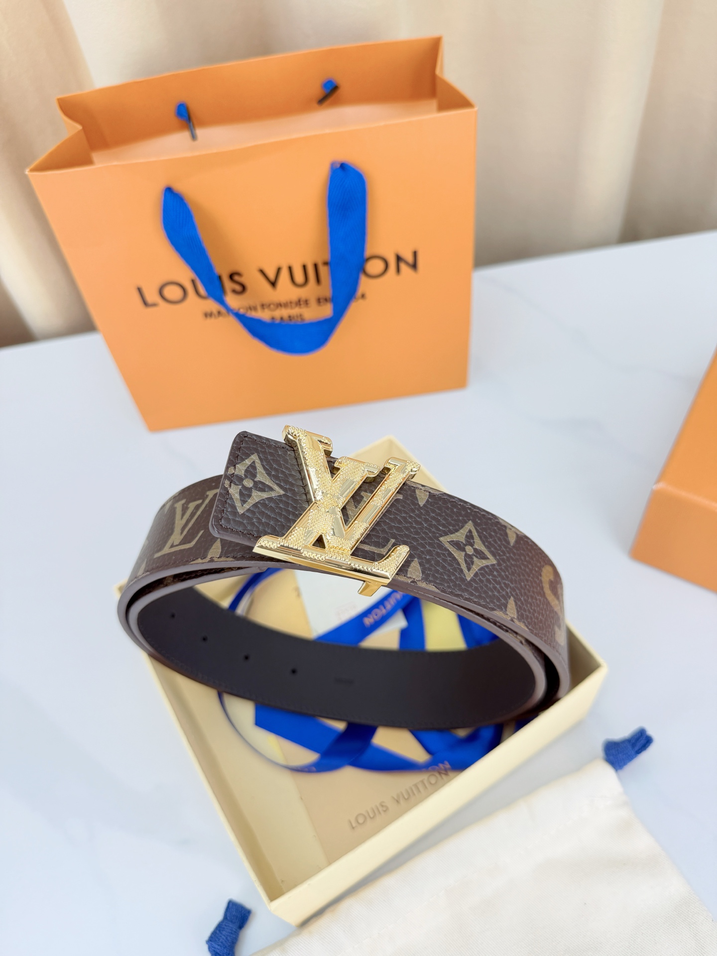 LV x SUP联名4.0cm宽版腰带，经典老花底配SUP字母潮流拉满，立体LV字母扣头质感出众，宽版设