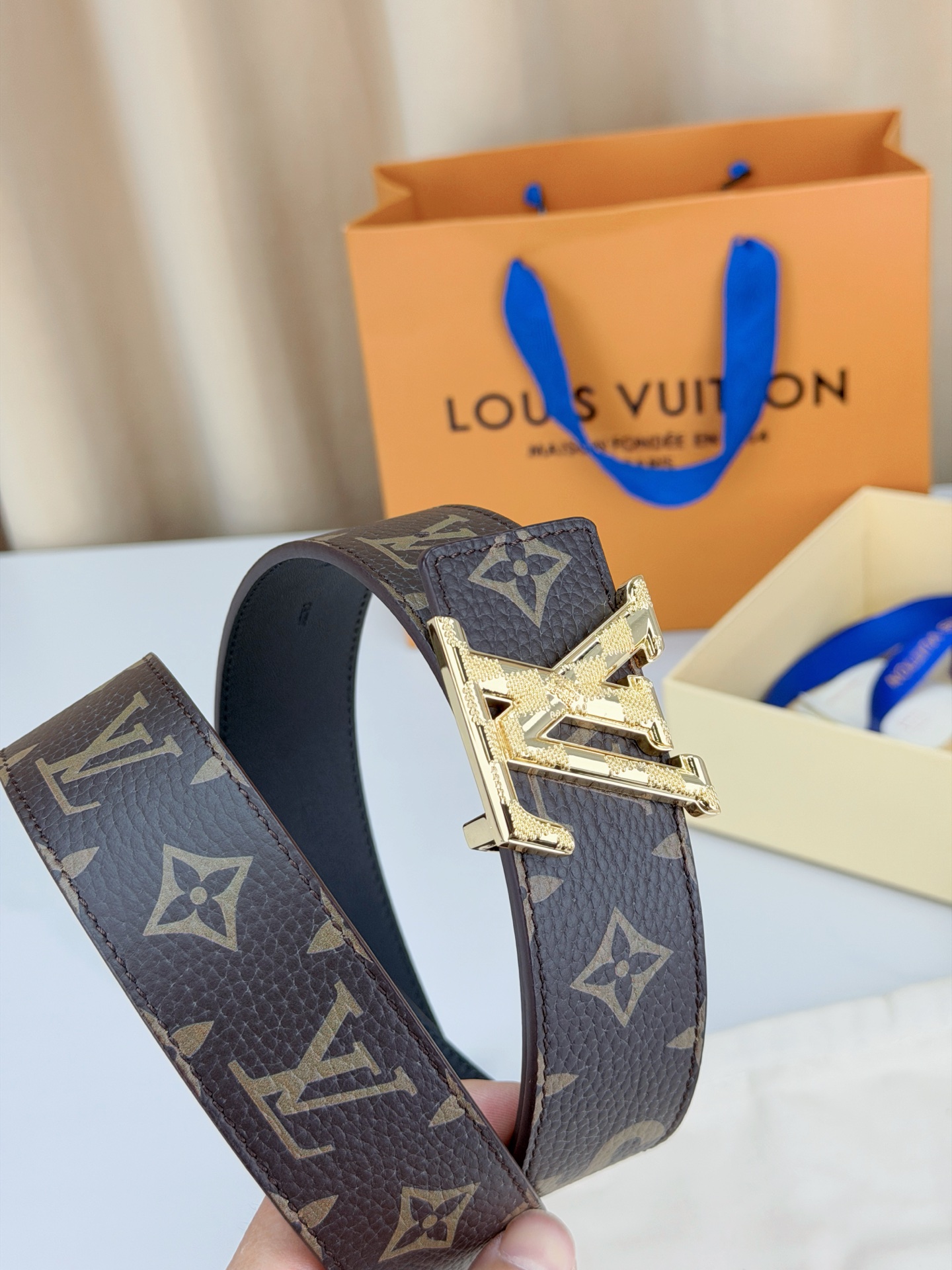 LV x SUP联名4.0cm宽版腰带，经典老花底配SUP字母潮流拉满，立体LV字母扣头质感出众，宽版设