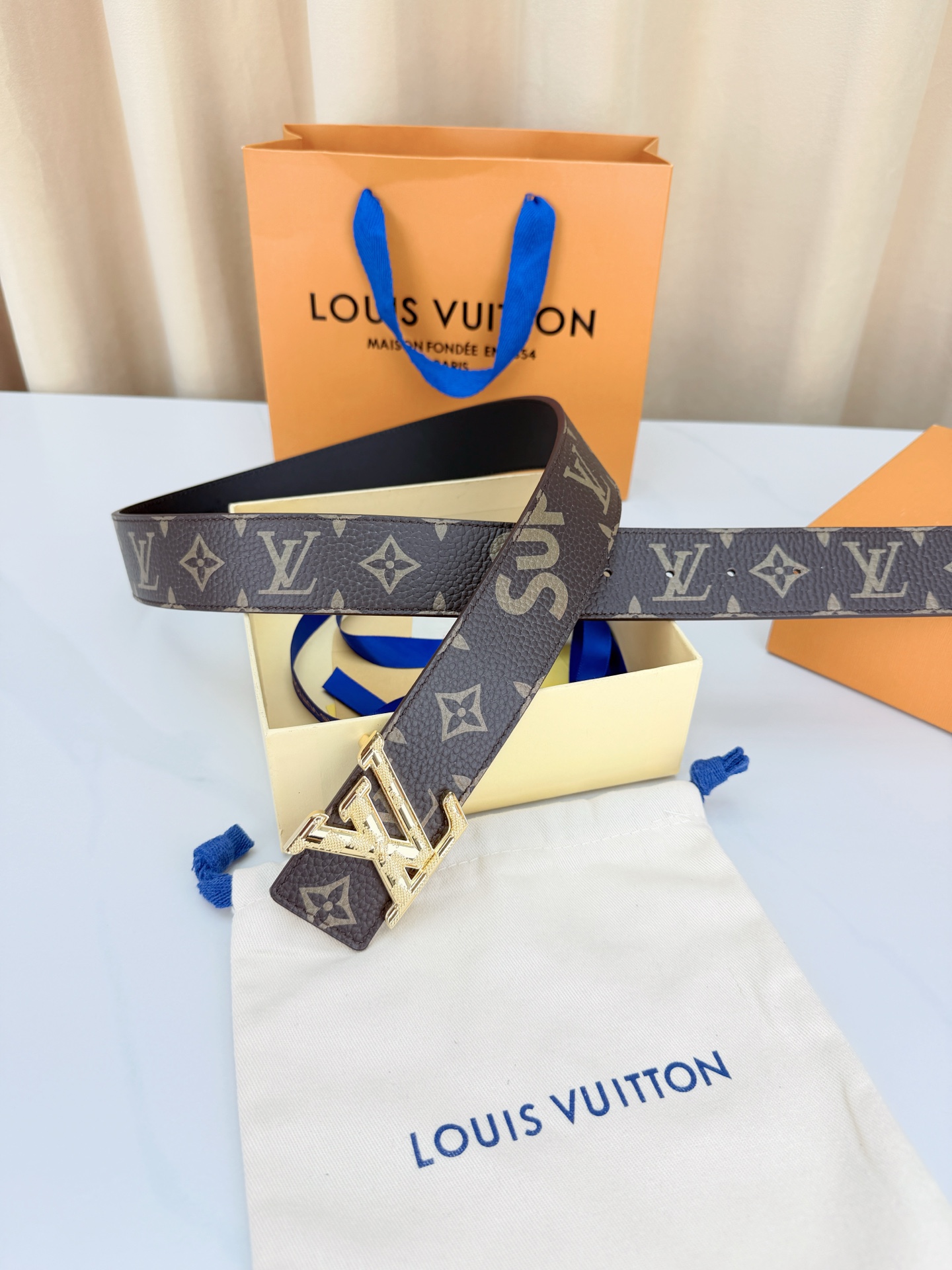 LV x SUP联名4.0cm宽版腰带，经典老花底配SUP字母潮流拉满，立体LV字母扣头质感出众，宽版设