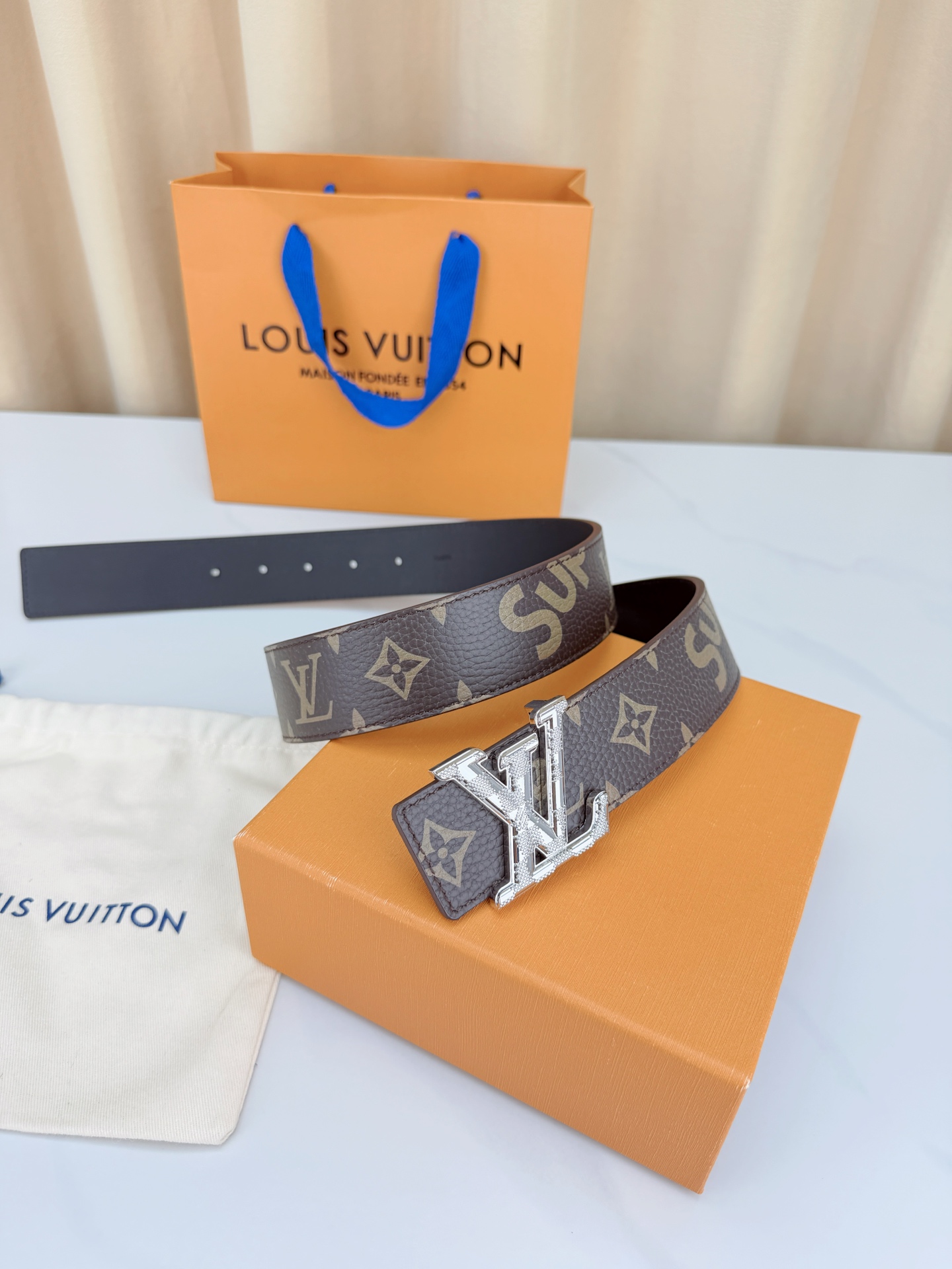 LV x SUP联名4.0cm宽版腰带，经典老花底配SUP字母潮流拉满，立体LV字母扣头质感出众，宽版设