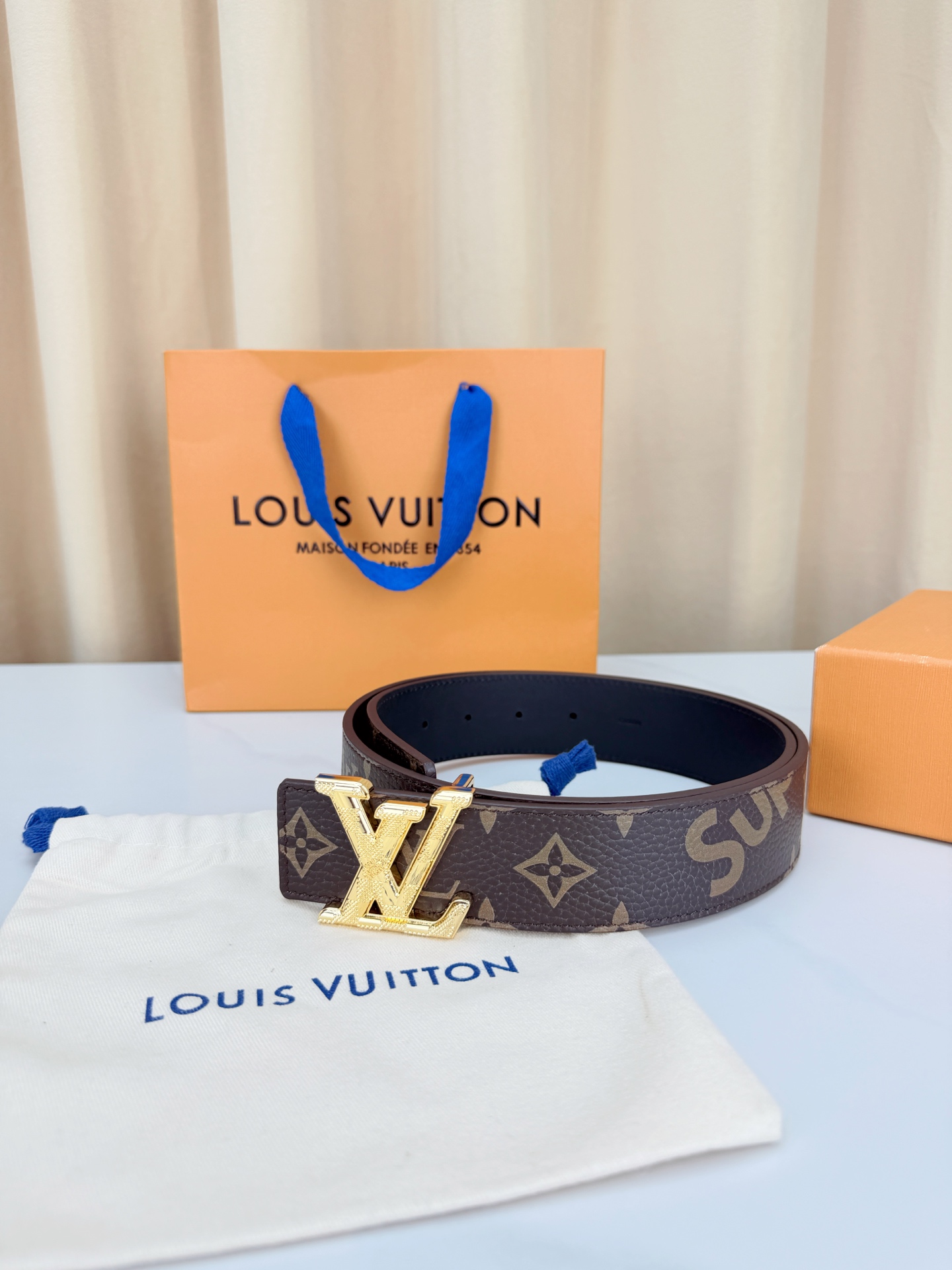 LV x SUP联名4.0cm宽版腰带，经典老花底配SUP字母潮流拉满，立体LV字母扣头质感出众，宽版设