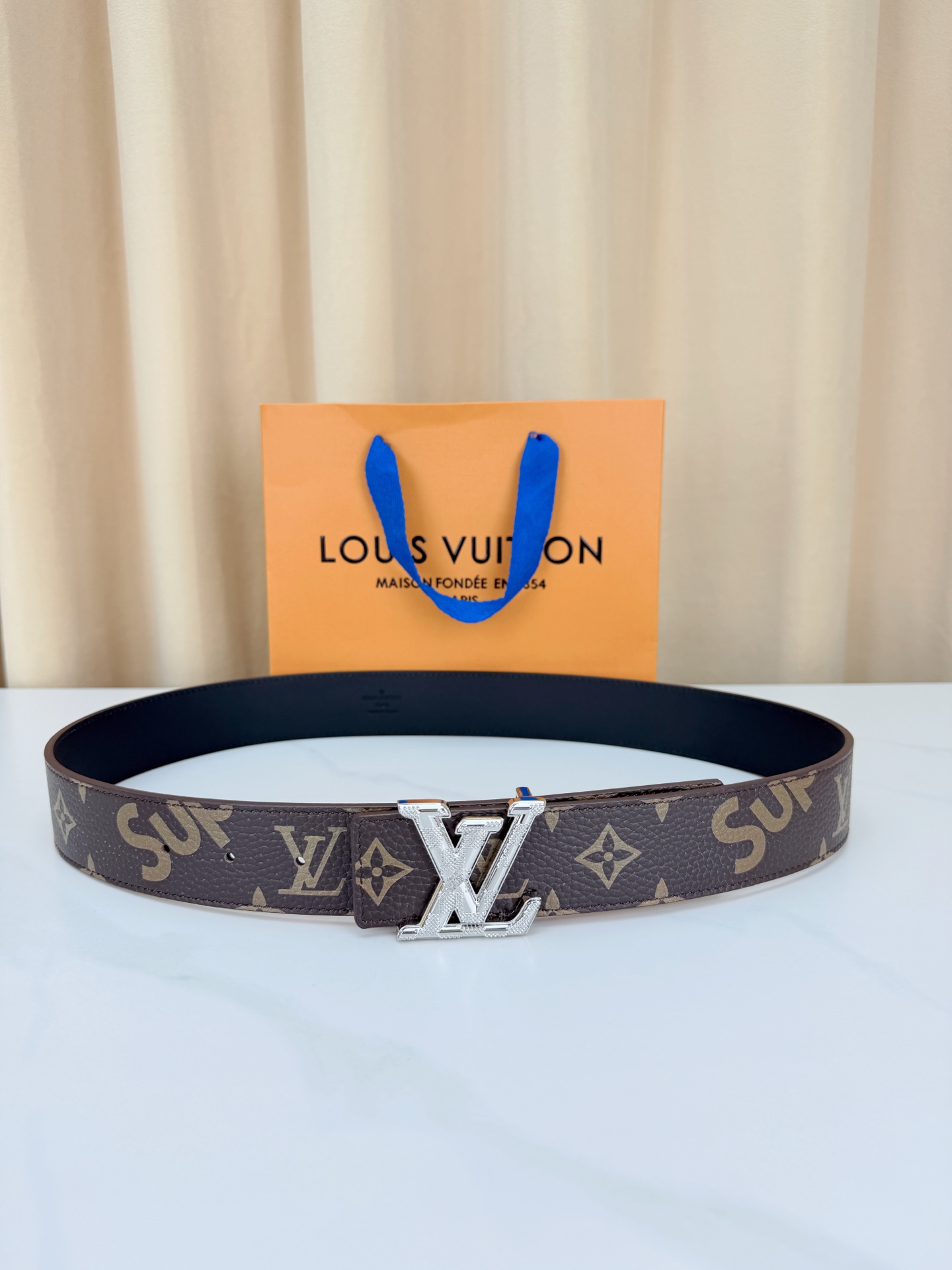 LV x SUP联名4.0cm宽版腰带，经典老花底配SUP字母潮流拉满，立体LV字母扣头质感出众，宽版设