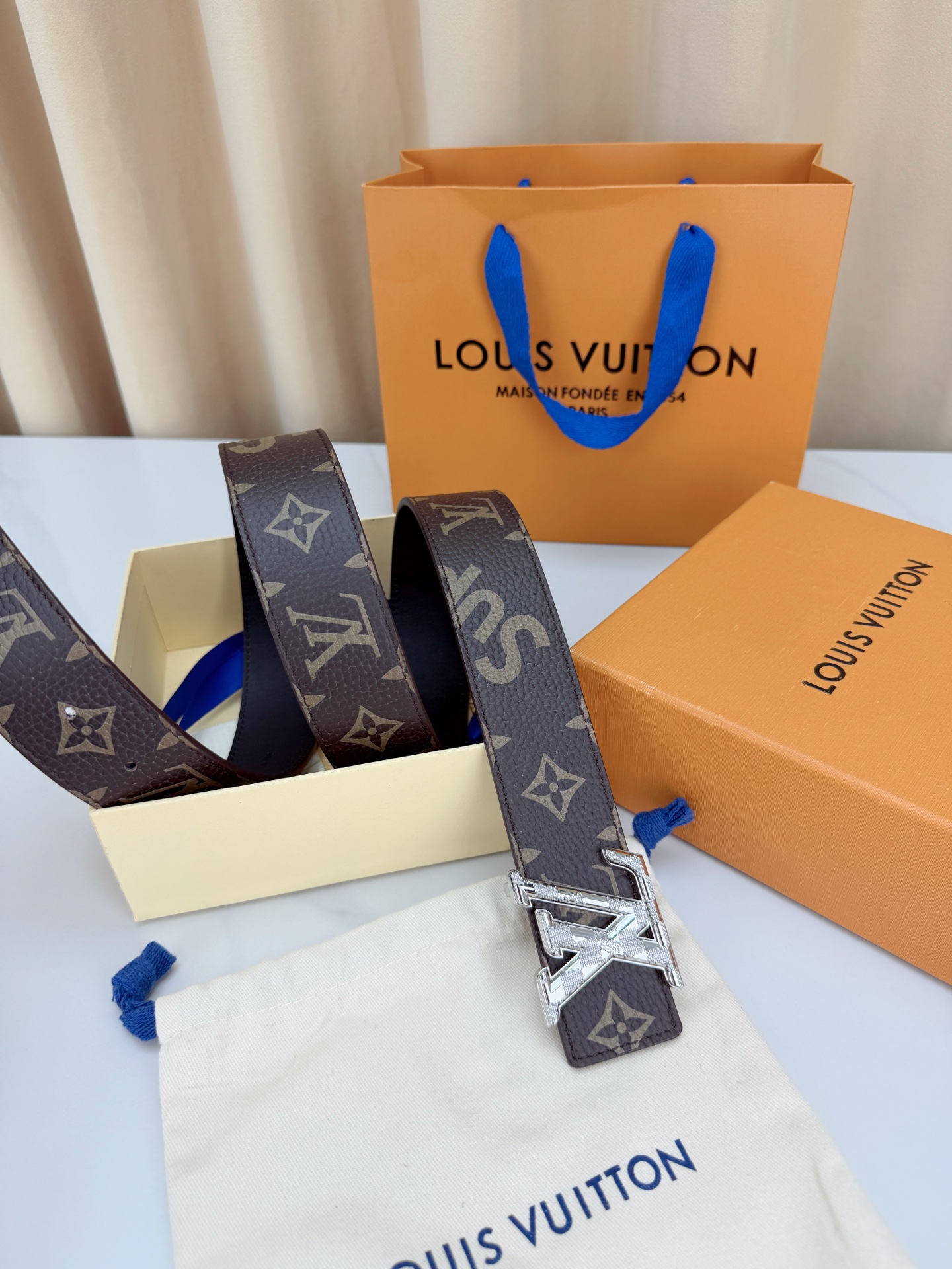 LV x SUP联名4.0cm宽版腰带，经典老花底配SUP字母潮流拉满，立体LV字母扣头质感出众，宽版设