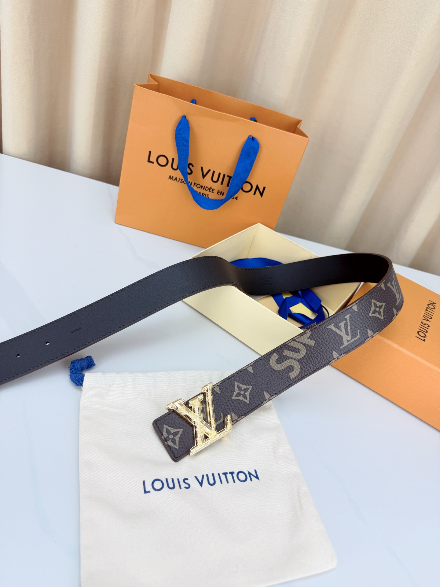 LV x SUP联名4.0cm宽版腰带，经典老花底配SUP字母潮流拉满，立体LV字母扣头质感出众，宽版设