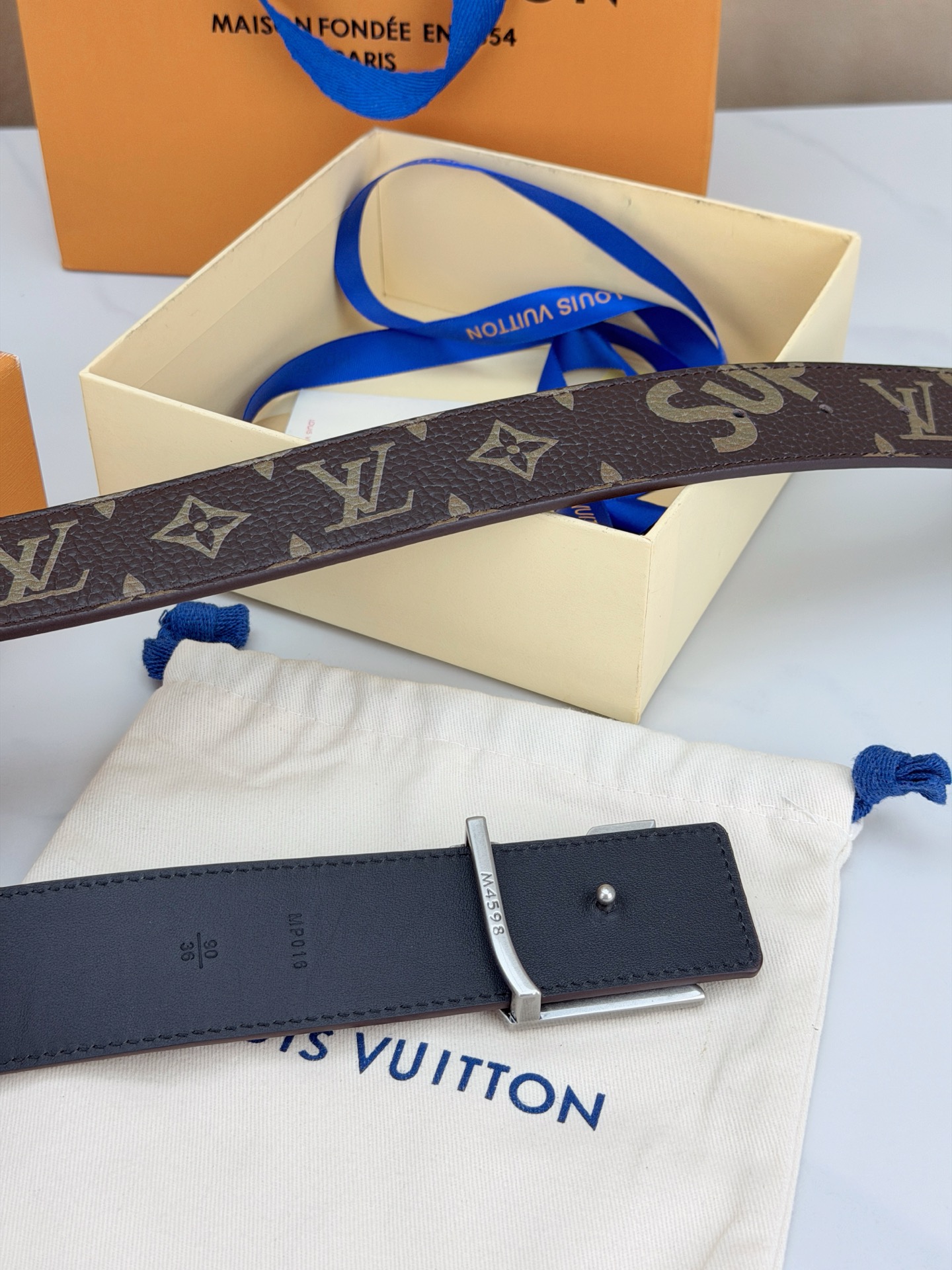 LV x SUP联名4.0cm宽版腰带，经典老花底配SUP字母潮流拉满，立体LV字母扣头质感出众，宽版设