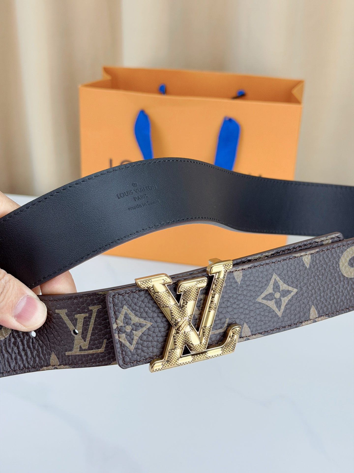 LV x SUP联名4.0cm宽版腰带，经典老花底配SUP字母潮流拉满，立体LV字母扣头质感出众，宽版设