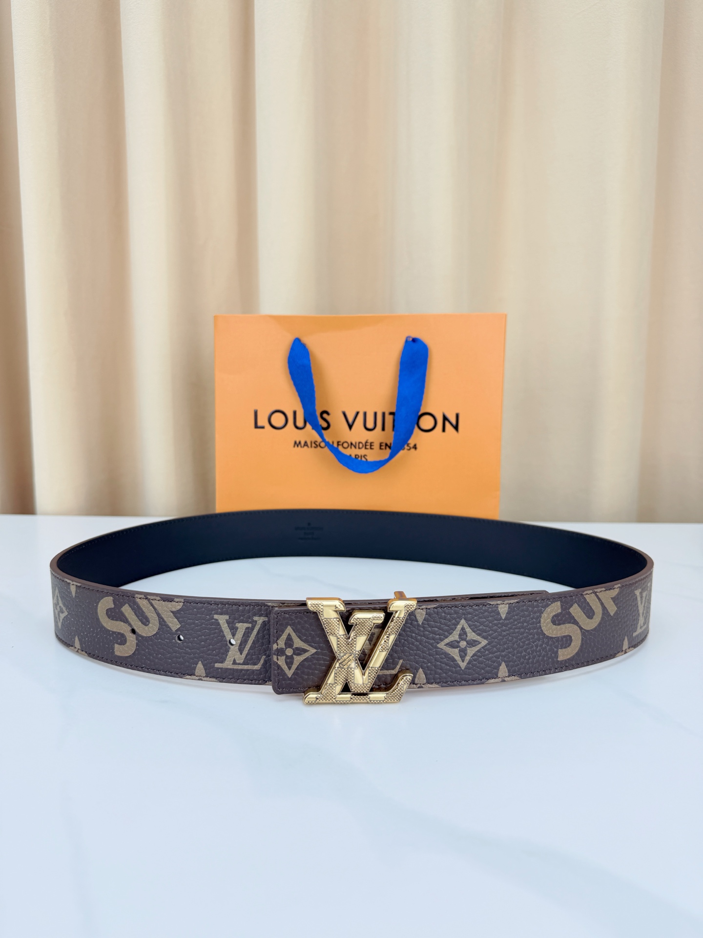 LV x SUP联名4.0cm宽版腰带，经典老花底配SUP字母潮流拉满，立体LV字母扣头质感出众，宽版设