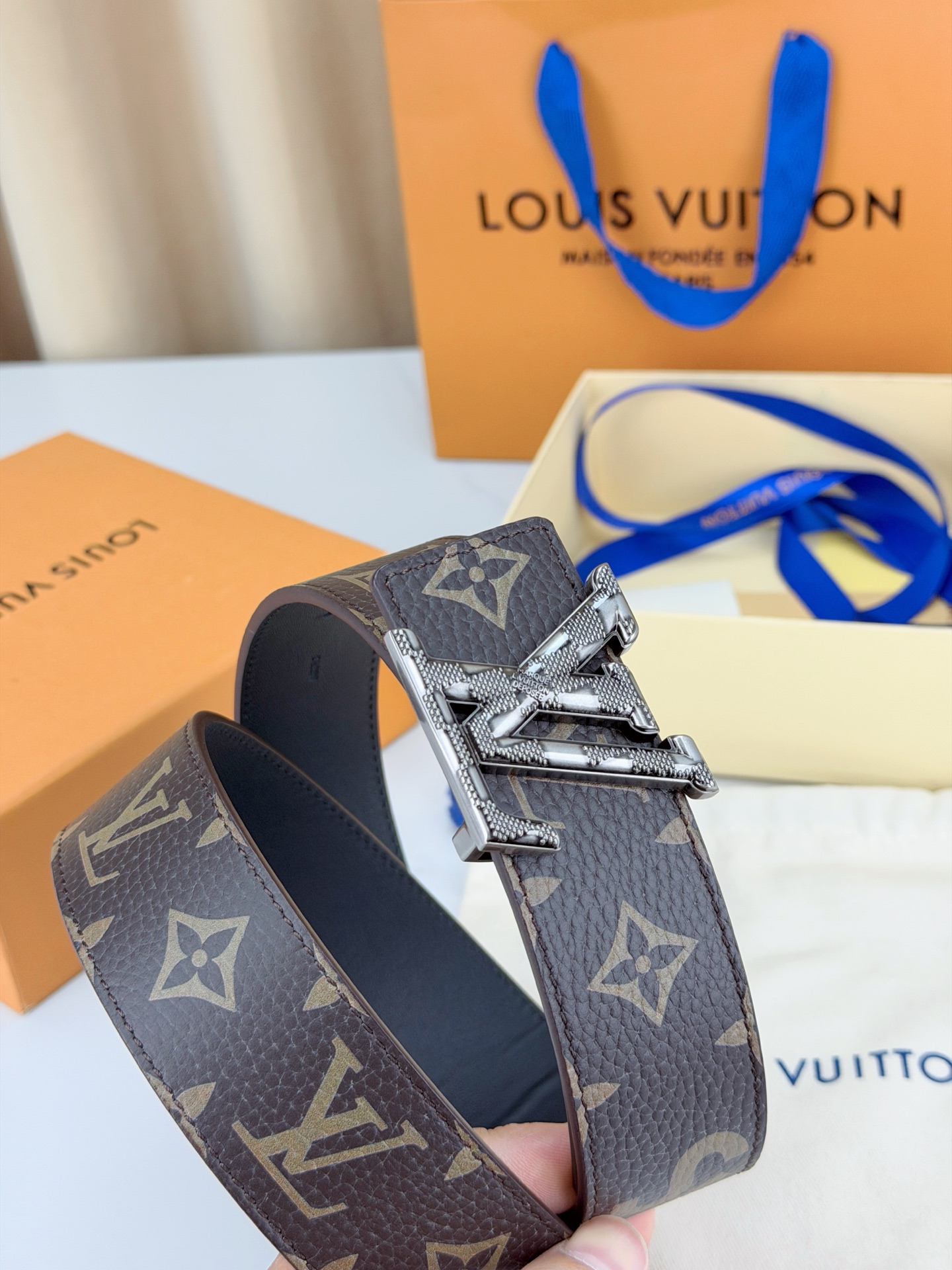 LV x SUP联名4.0cm宽版腰带，经典老花底配SUP字母潮流拉满，立体LV字母扣头质感出众，宽版设
