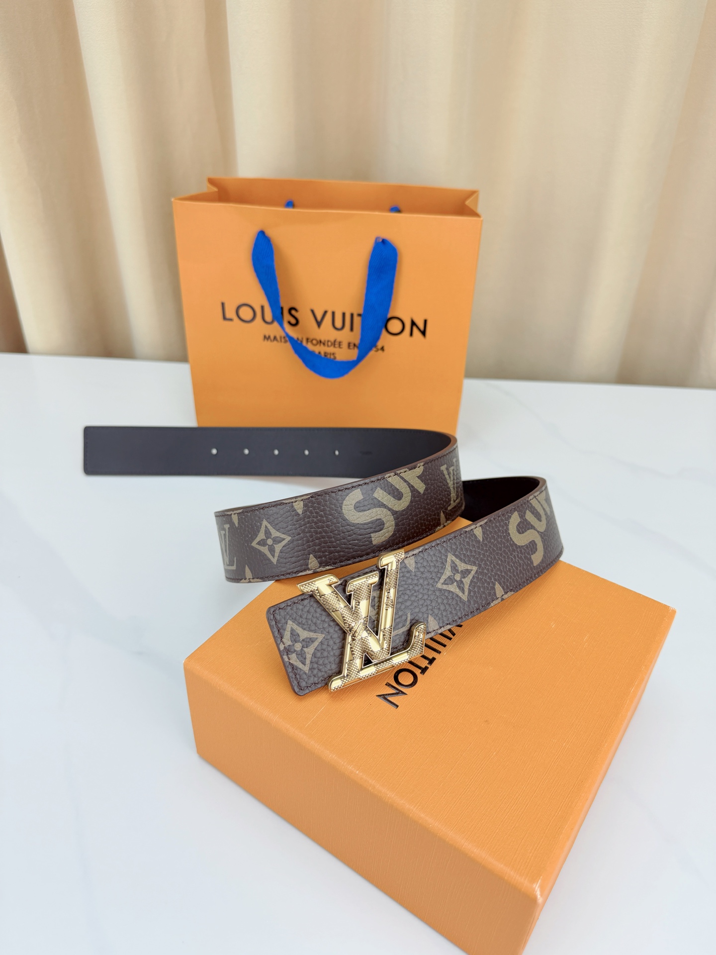 LV x SUP联名4.0cm宽版腰带，经典老花底配SUP字母潮流拉满，立体LV字母扣头质感出众，宽版设