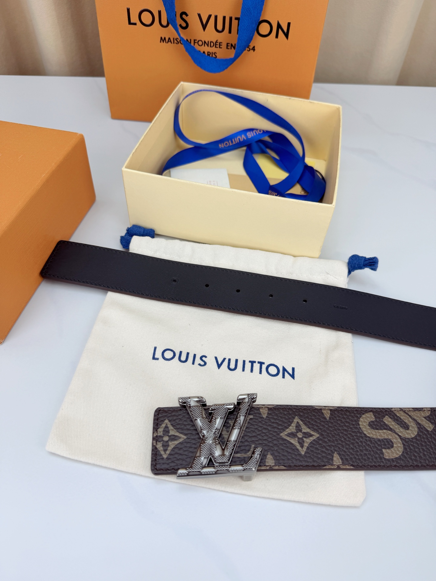 LV x SUP联名4.0cm宽版腰带，经典老花底配SUP字母潮流拉满，立体LV字母扣头质感出众，宽版设