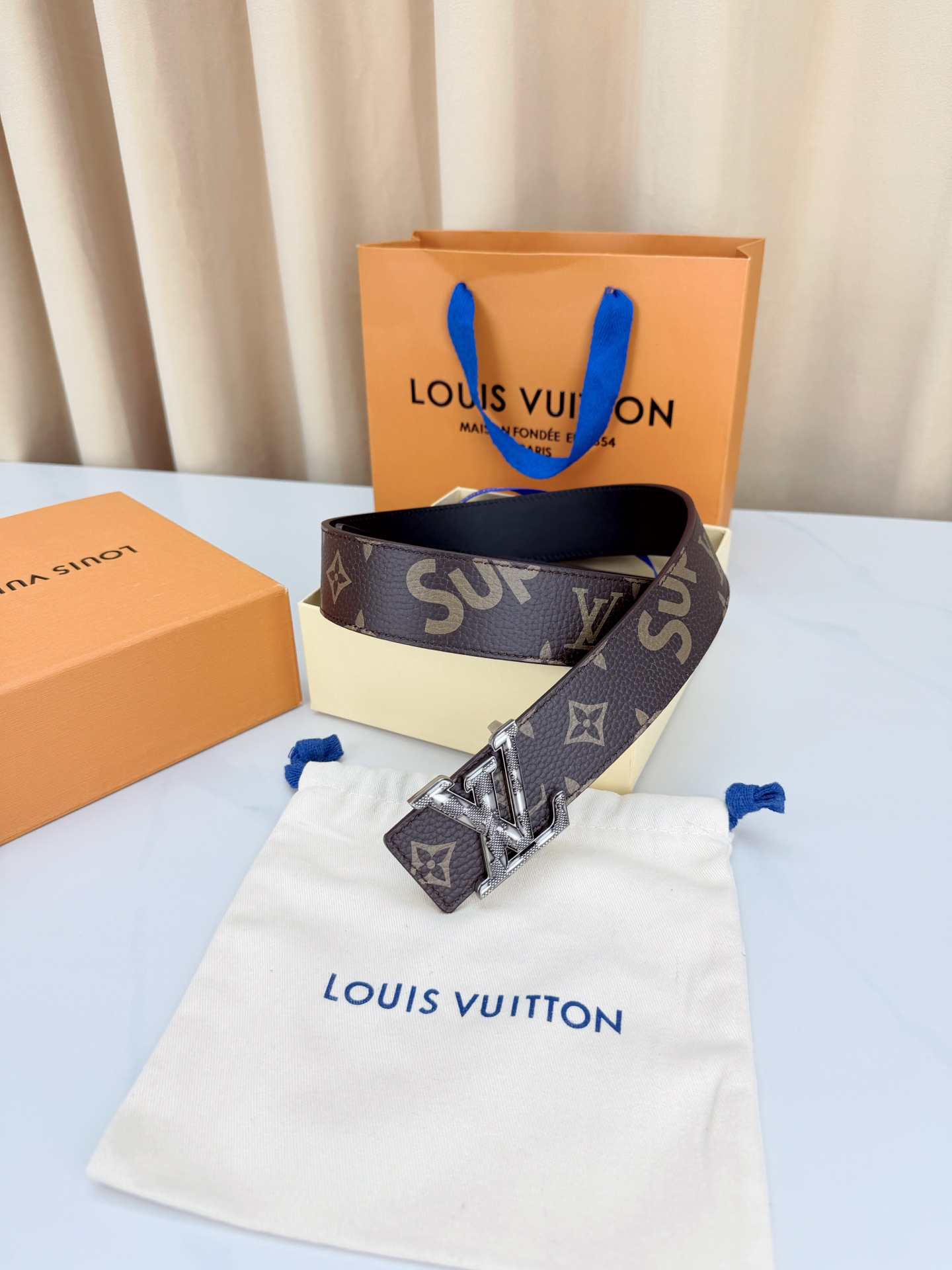 LV x SUP联名4.0cm宽版腰带，经典老花底配SUP字母潮流拉满，立体LV字母扣头质感出众，宽版设