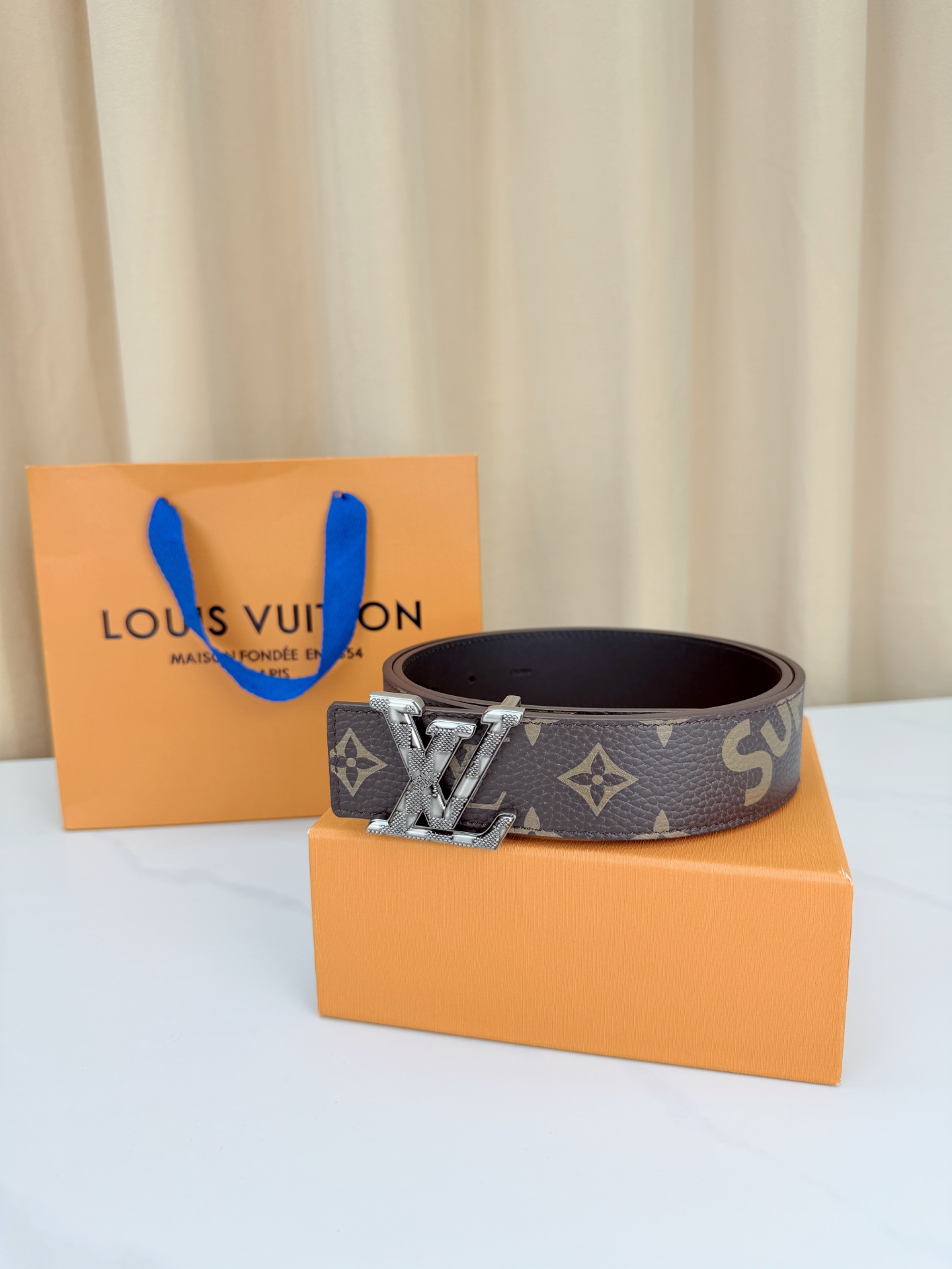 LV x SUP联名4.0cm宽版腰带，经典老花底配SUP字母潮流拉满，立体LV字母扣头质感出众，宽版设