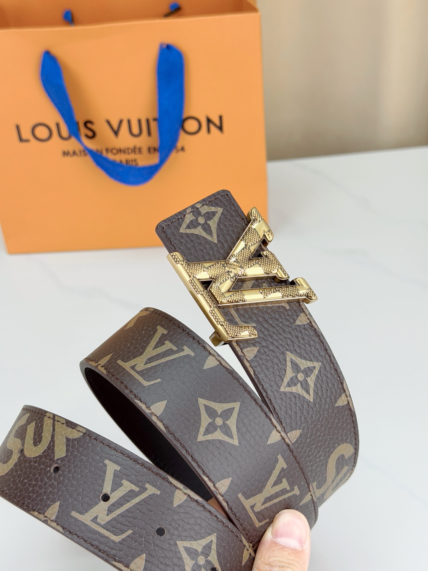 LV x SUP联名4.0cm宽版腰带，经典老花底配SUP字母潮流拉满，立体LV字母扣头质感出众，宽版设