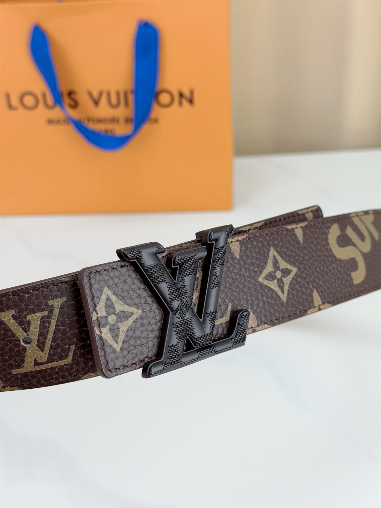 LV x SUP联名4.0cm宽版腰带，经典老花底配SUP字母潮流拉满，立体LV字母扣头质感出众，宽版设