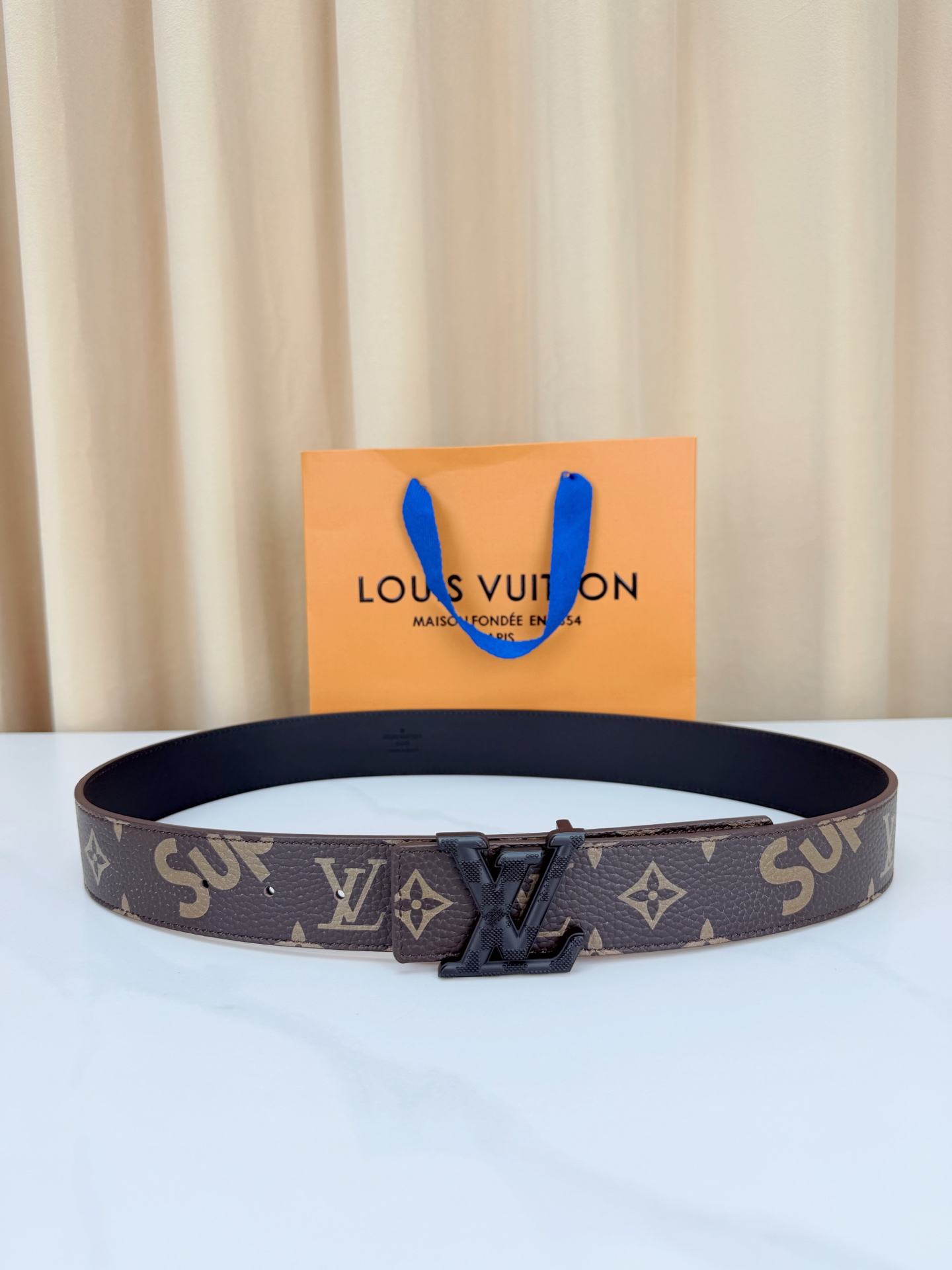 LV x SUP联名4.0cm宽版腰带，经典老花底配SUP字母潮流拉满，立体LV字母扣头质感出众，宽版设