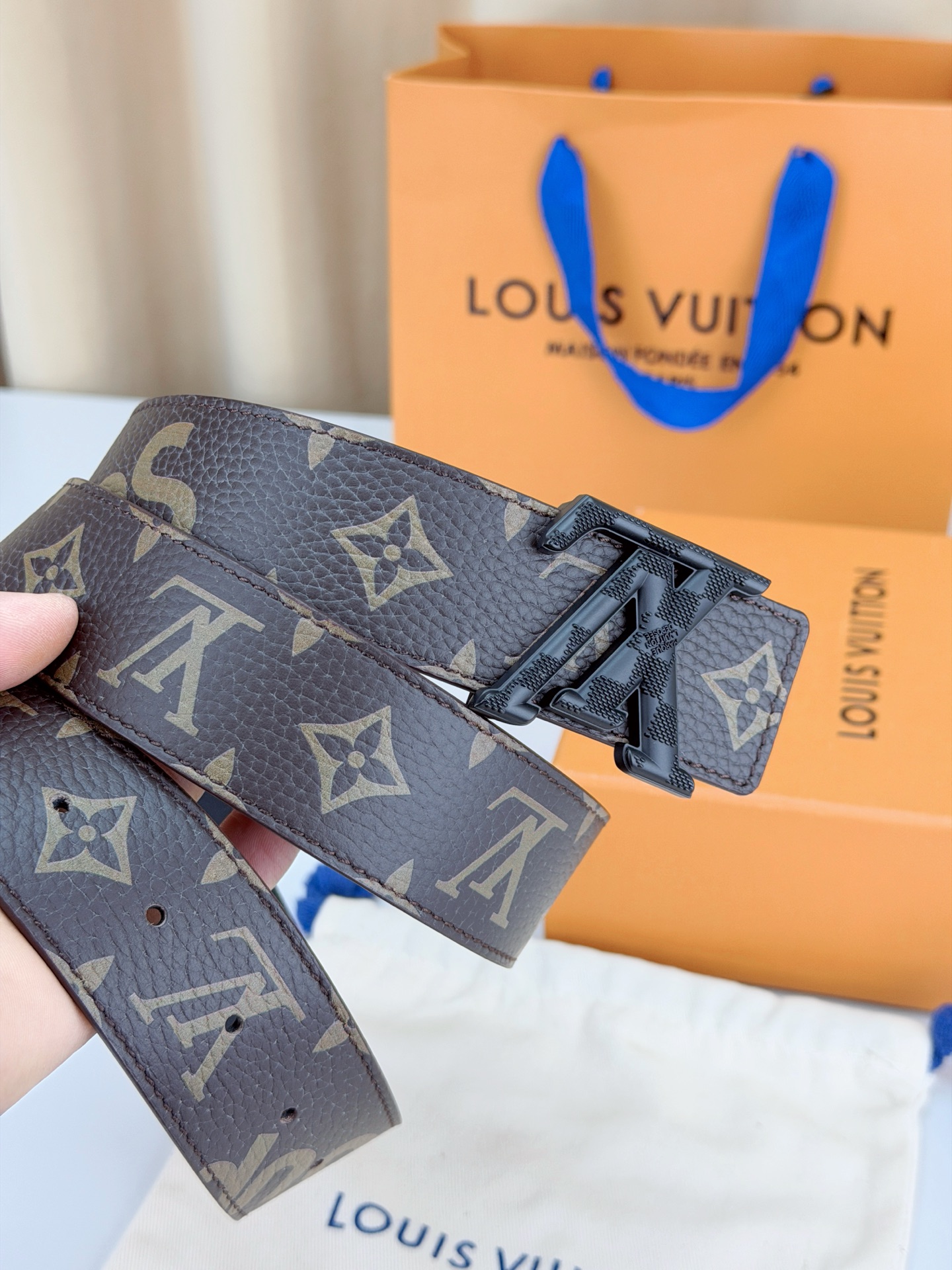 LV x SUP联名4.0cm宽版腰带，经典老花底配SUP字母潮流拉满，立体LV字母扣头质感出众，宽版设