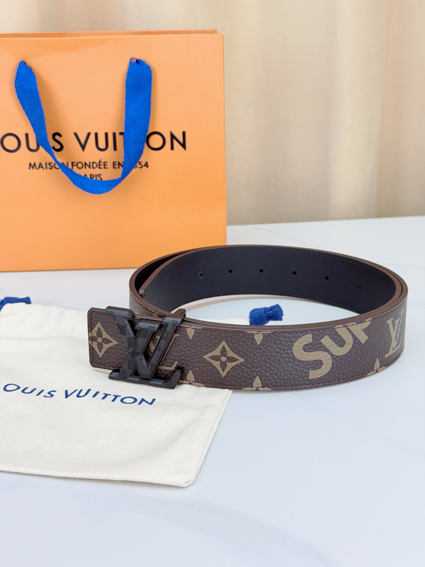 LV x SUP联名4.0cm宽版腰带，经典老花底配SUP字母潮流拉满，立体LV字母扣头质感出众，宽版设