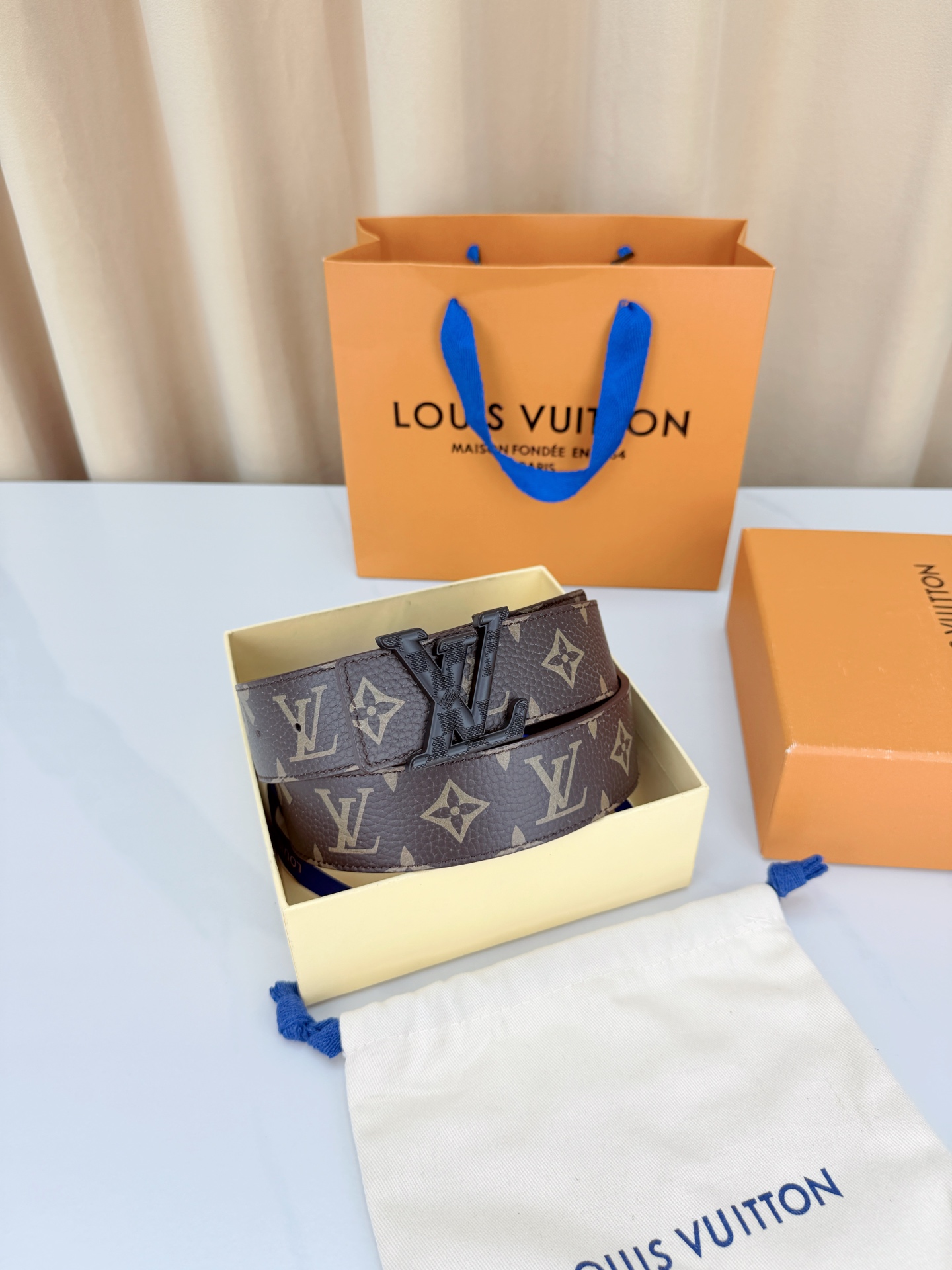 LV x SUP联名4.0cm宽版腰带，经典老花底配SUP字母潮流拉满，立体LV字母扣头质感出众，宽版设