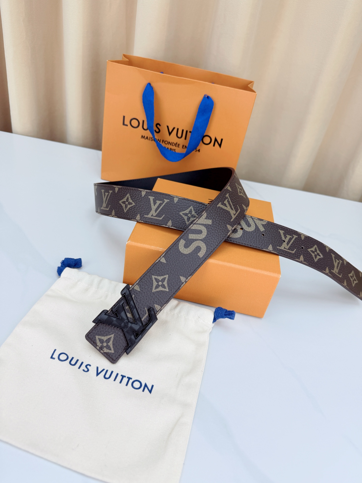 LV x SUP联名4.0cm宽版腰带，经典老花底配SUP字母潮流拉满，立体LV字母扣头质感出众，宽版设