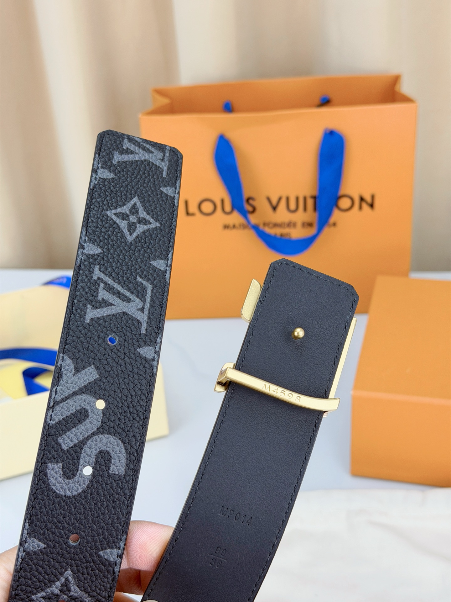 LV 4.0cm黑花宽版腰带，深灰老花低调奢华有内涵，立体LV字母扣头质感拉满，宽版设计气场十足，双面可
