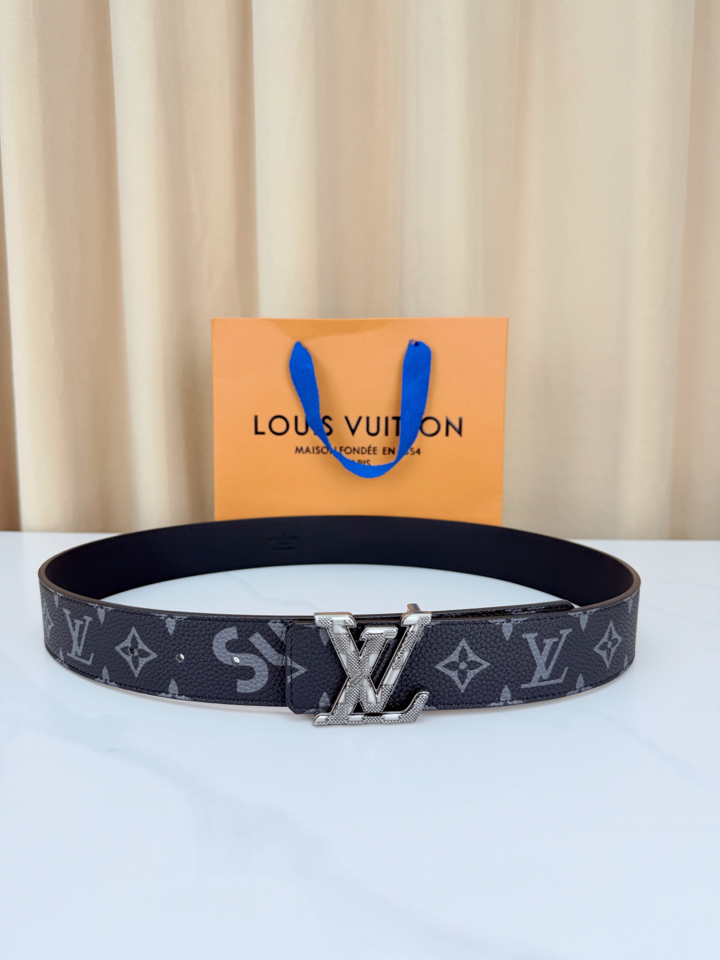 LV 4.0cm黑花宽版腰带，深灰老花低调奢华有内涵，立体LV字母扣头质感拉满，宽版设计气场十足，双面可