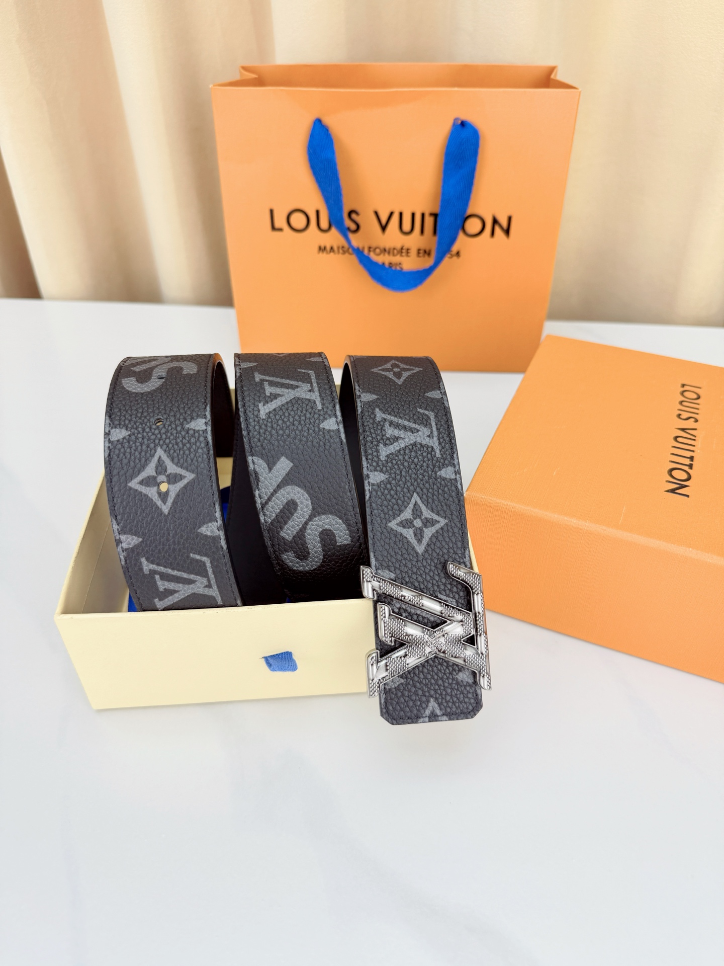 LV 4.0cm黑花宽版腰带，深灰老花低调奢华有内涵，立体LV字母扣头质感拉满，宽版设计气场十足，双面可