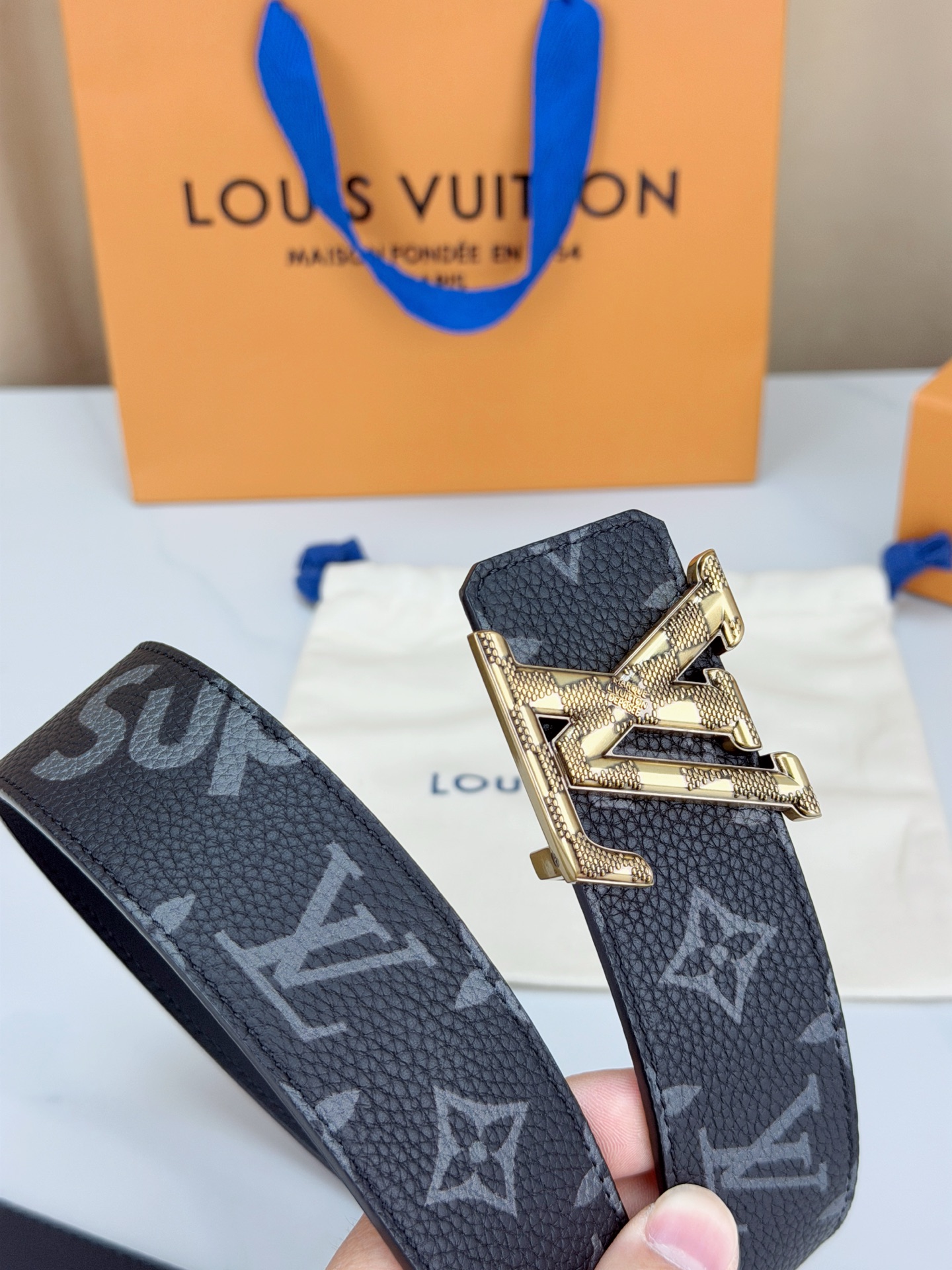 LV 4.0cm黑花宽版腰带，深灰老花低调奢华有内涵，立体LV字母扣头质感拉满，宽版设计气场十足，双面可
