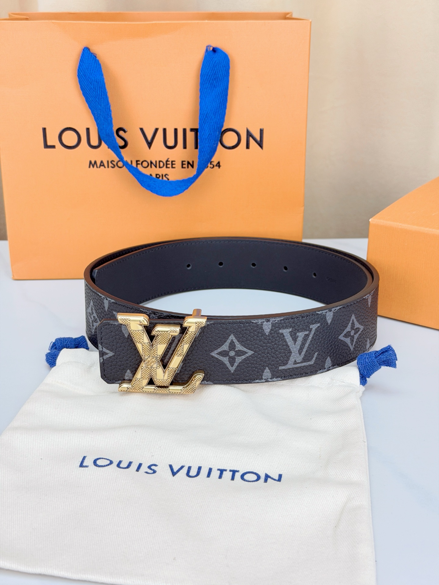 LV 4.0cm黑花宽版腰带，深灰老花低调奢华有内涵，立体LV字母扣头质感拉满，宽版设计气场十足，双面可