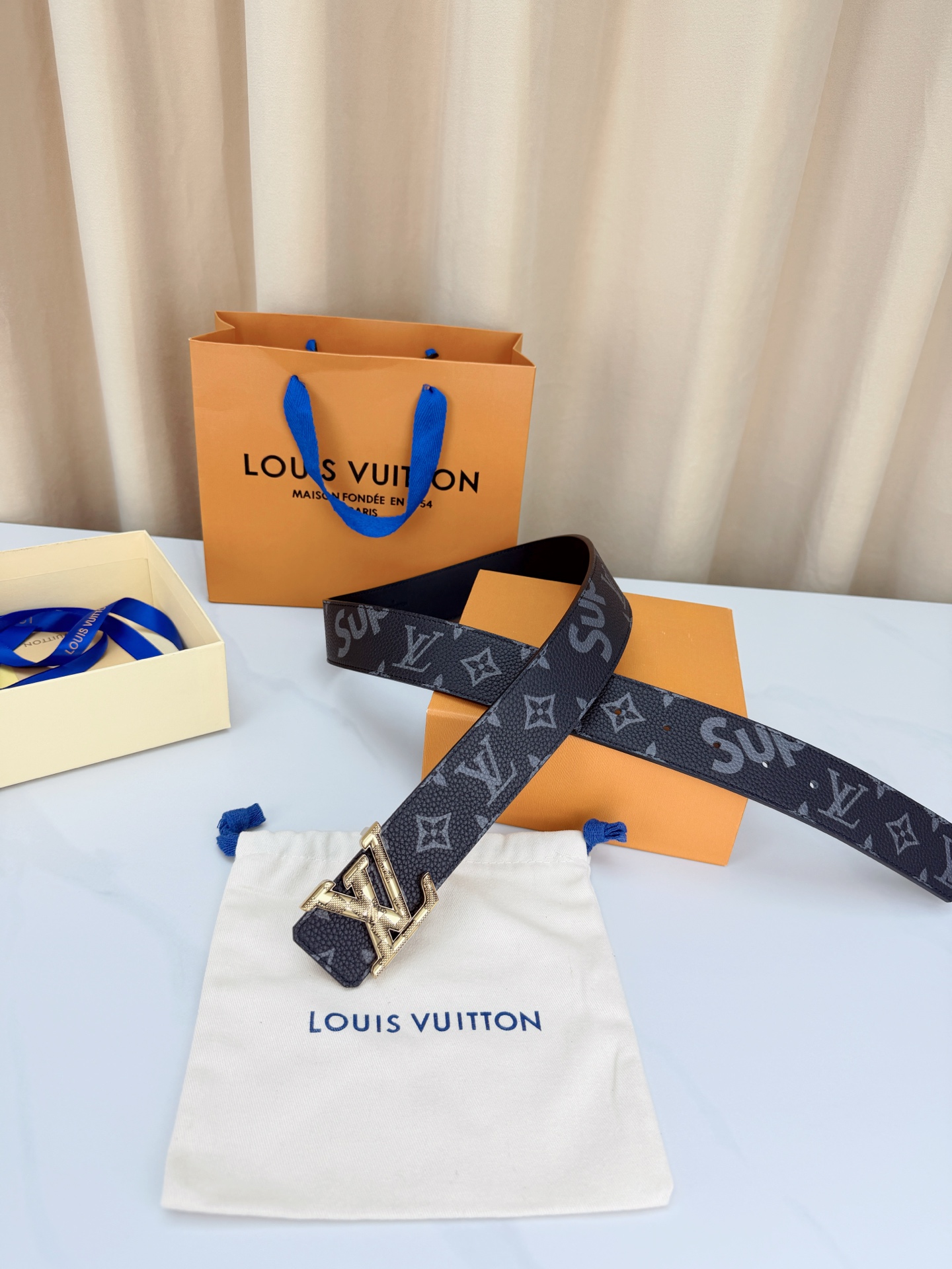 LV 4.0cm黑花宽版腰带，深灰老花低调奢华有内涵，立体LV字母扣头质感拉满，宽版设计气场十足，双面可