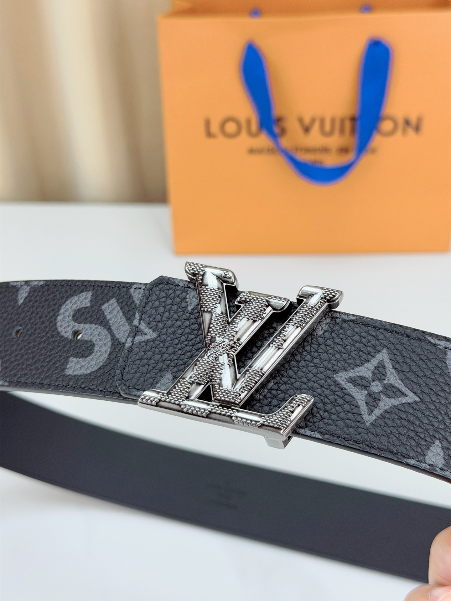 LV 4.0cm黑花宽版腰带，深灰老花低调奢华有内涵，立体LV字母扣头质感拉满，宽版设计气场十足，双面可
