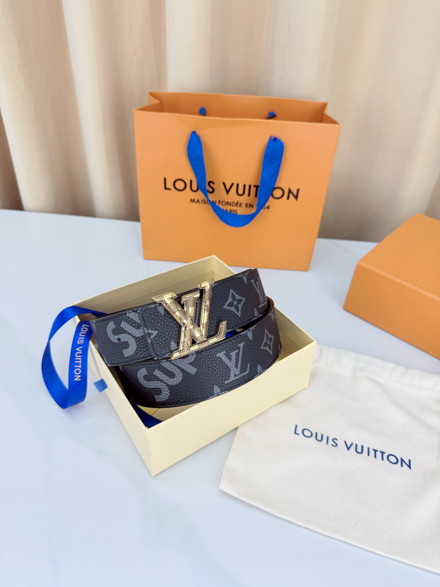 LV 4.0cm黑花宽版腰带，深灰老花低调奢华有内涵，立体LV字母扣头质感拉满，宽版设计气场十足，双面可