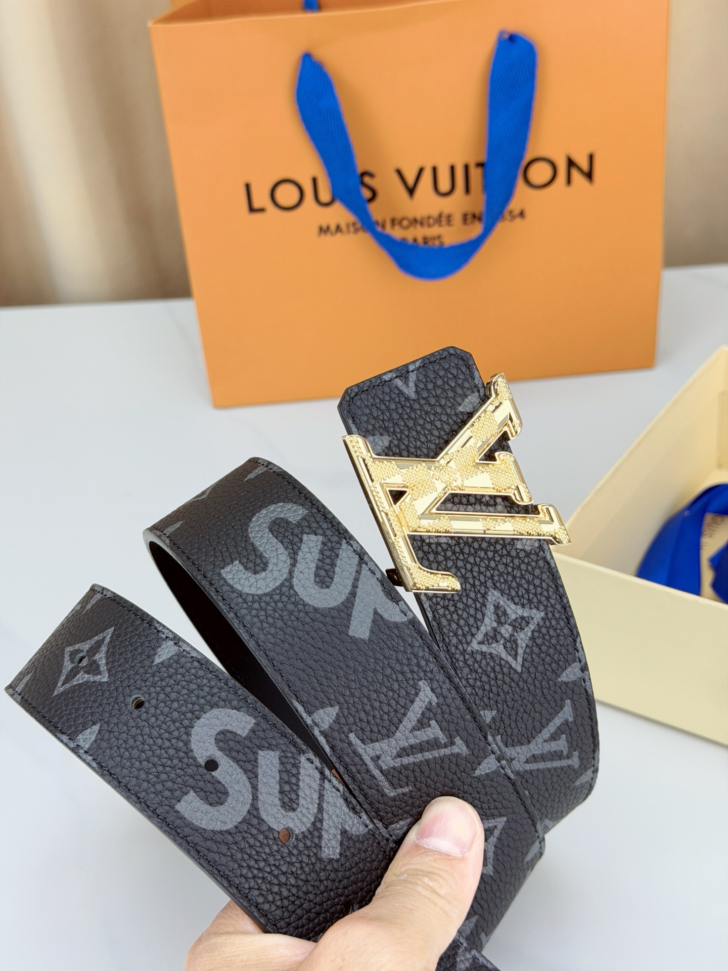 LV 4.0cm黑花宽版腰带，深灰老花低调奢华有内涵，立体LV字母扣头质感拉满，宽版设计气场十足，双面可