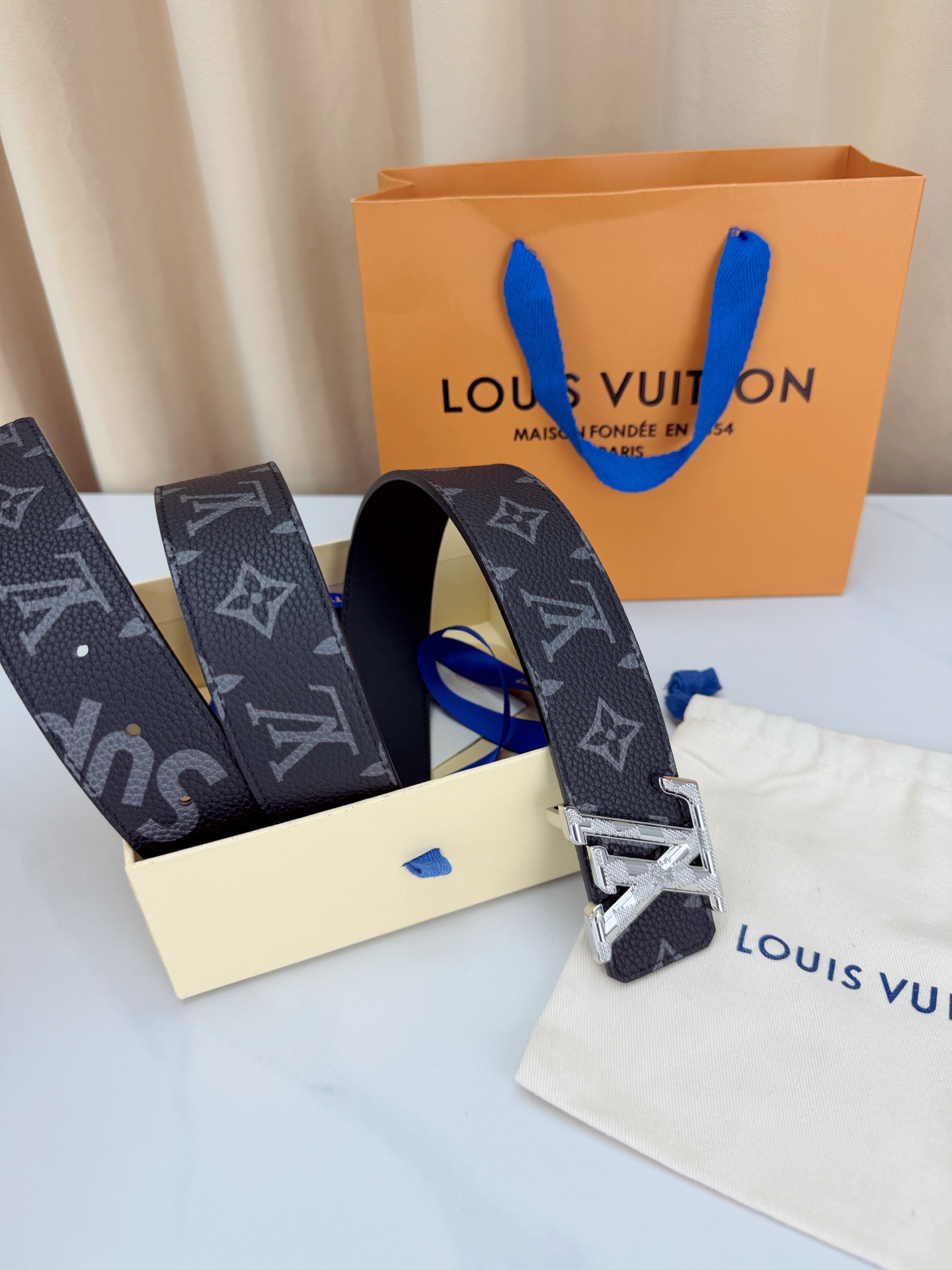 LV 4.0cm黑花宽版腰带，深灰老花低调奢华有内涵，立体LV字母扣头质感拉满，宽版设计气场十足，双面可