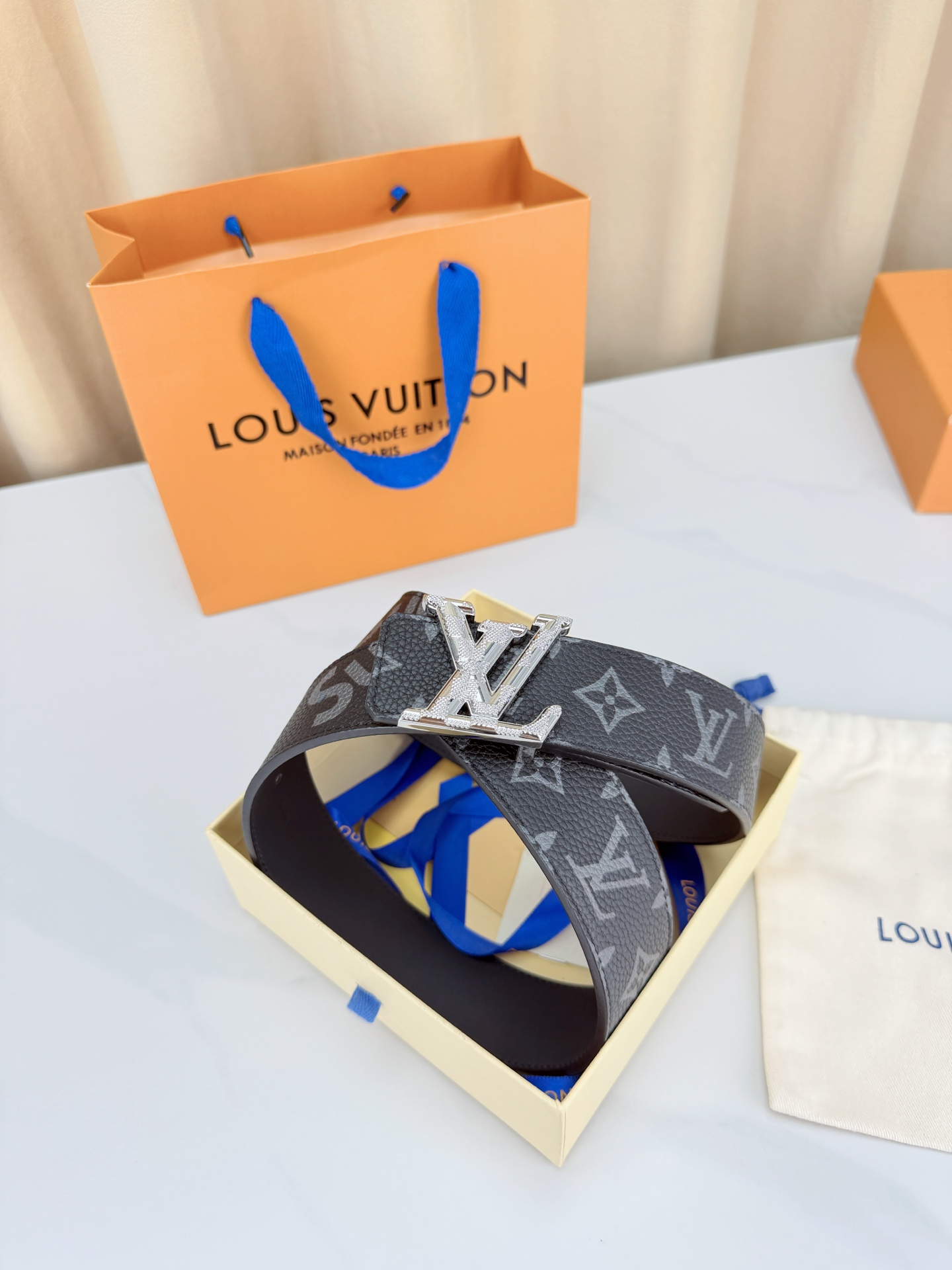 LV 4.0cm黑花宽版腰带，深灰老花低调奢华有内涵，立体LV字母扣头质感拉满，宽版设计气场十足，双面可
