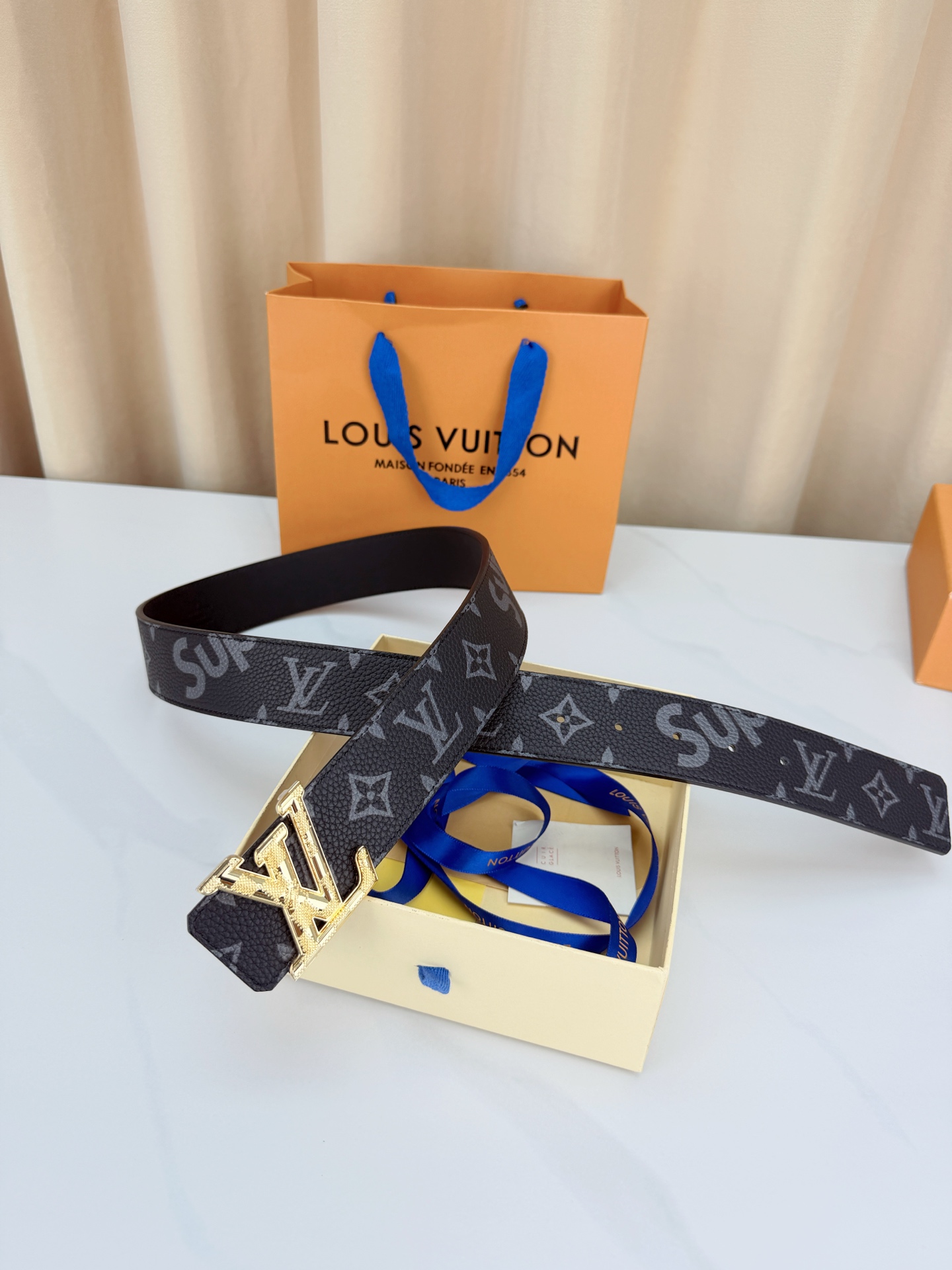 LV 4.0cm黑花宽版腰带，深灰老花低调奢华有内涵，立体LV字母扣头质感拉满，宽版设计气场十足，双面可