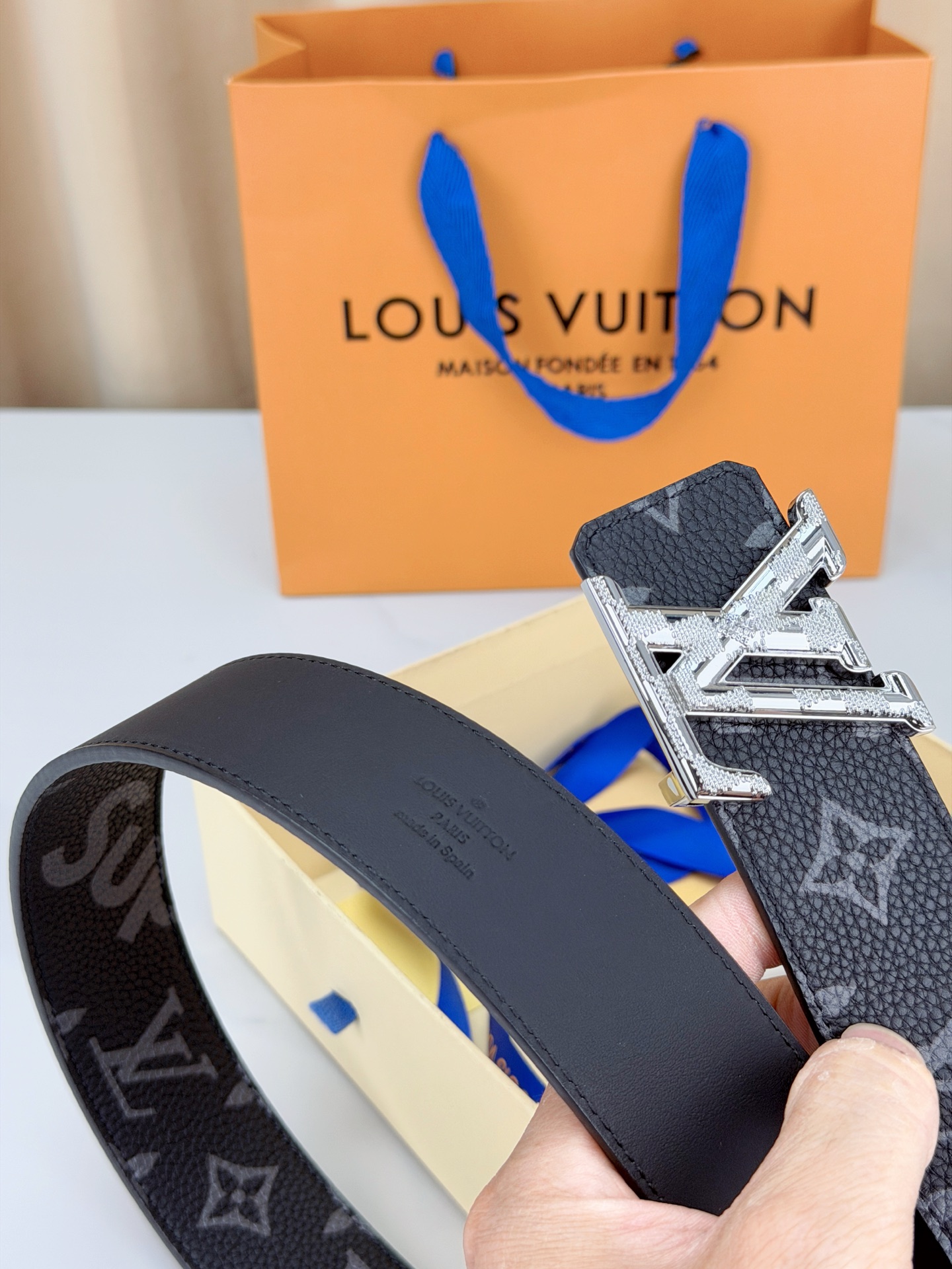 LV 4.0cm黑花宽版腰带，深灰老花低调奢华有内涵，立体LV字母扣头质感拉满，宽版设计气场十足，双面可