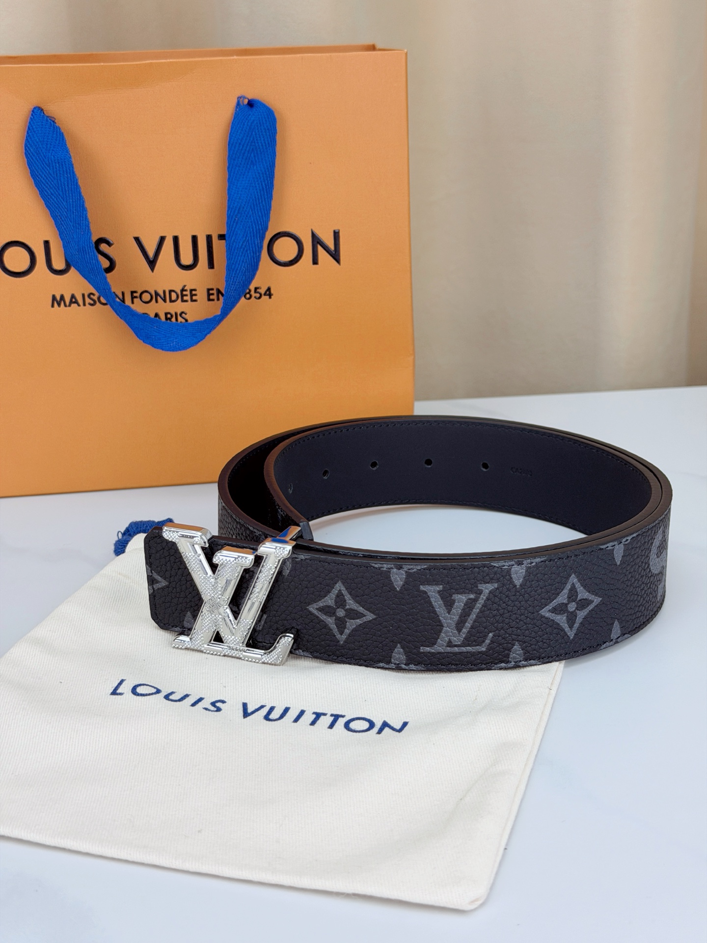 LV 4.0cm黑花宽版腰带，深灰老花低调奢华有内涵，立体LV字母扣头质感拉满，宽版设计气场十足，双面可