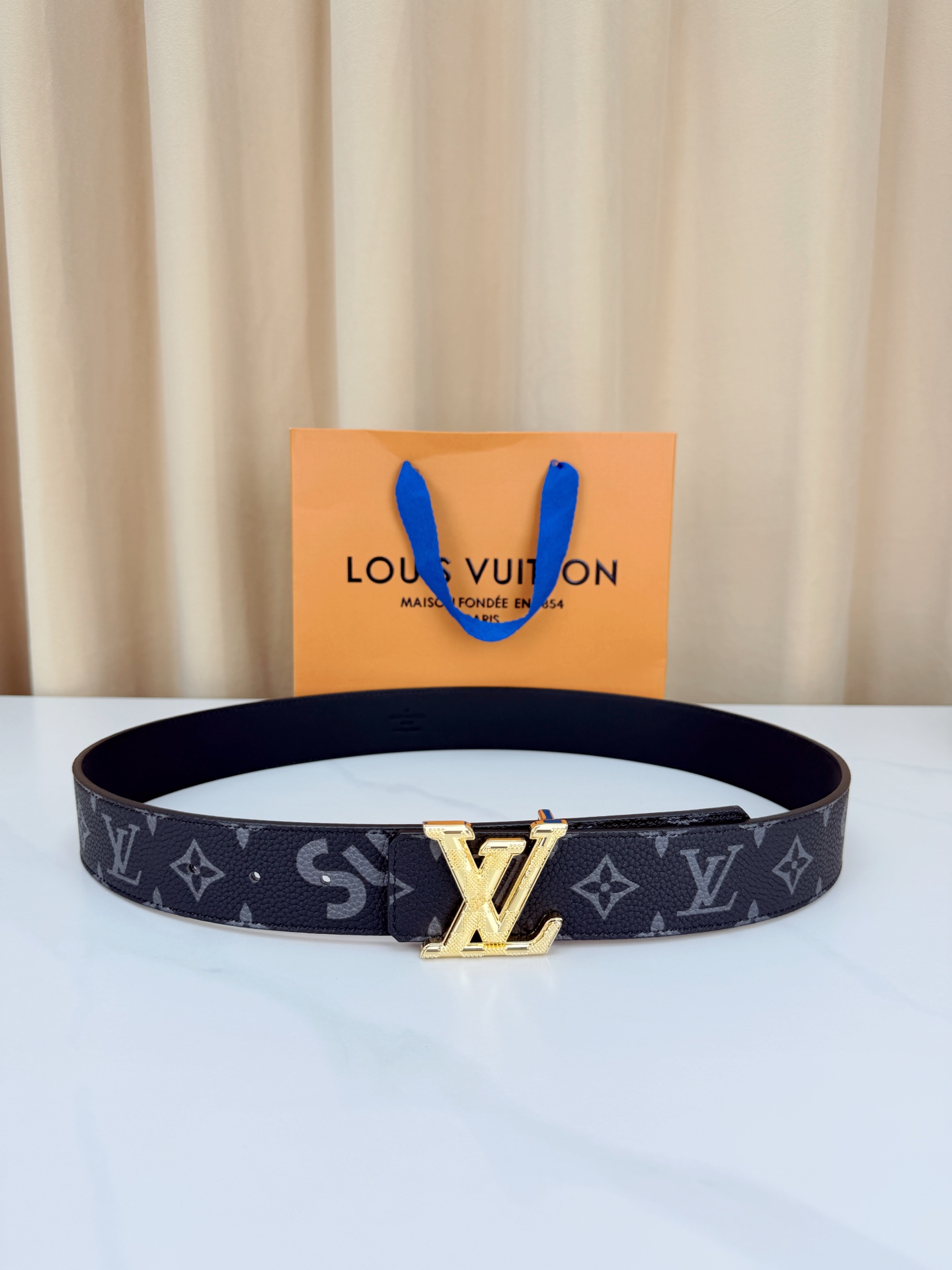 LV 4.0cm黑花宽版腰带，深灰老花低调奢华有内涵，立体LV字母扣头质感拉满，宽版设计气场十足，双面可
