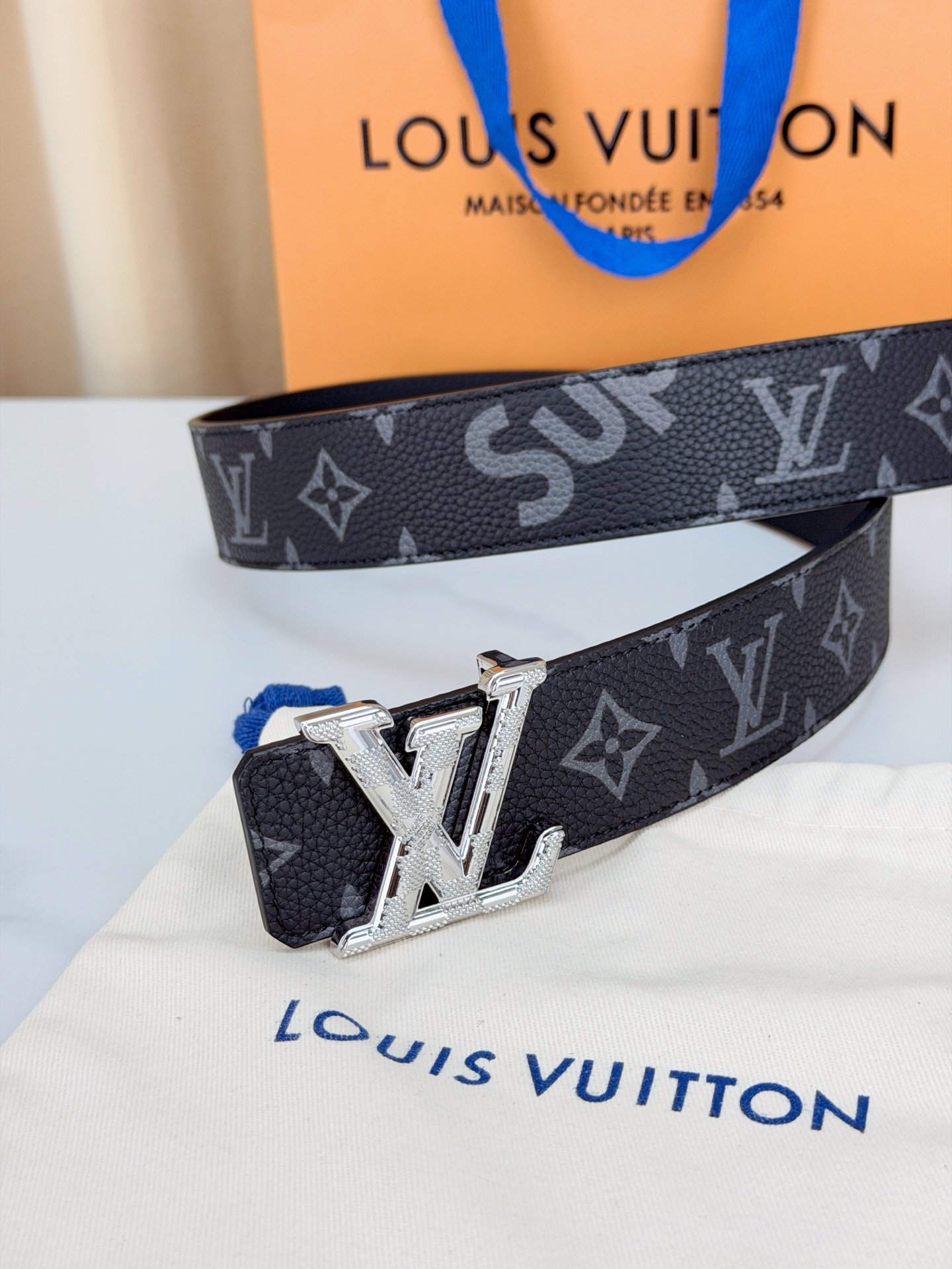 LV 4.0cm黑花宽版腰带，深灰老花低调奢华有内涵，立体LV字母扣头质感拉满，宽版设计气场十足，双面可