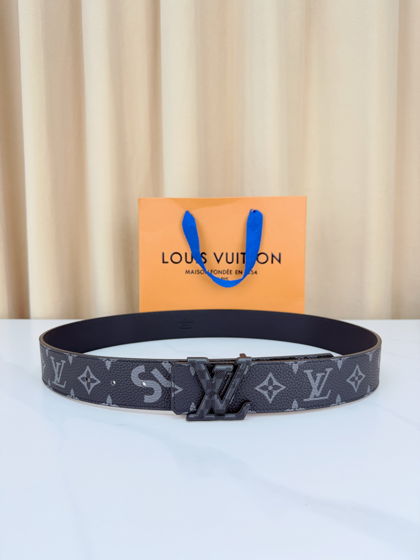 LV 4.0cm黑花宽版腰带，深灰老花低调奢华有内涵，立体LV字母扣头质感拉满，宽版设计气场十足，双面可