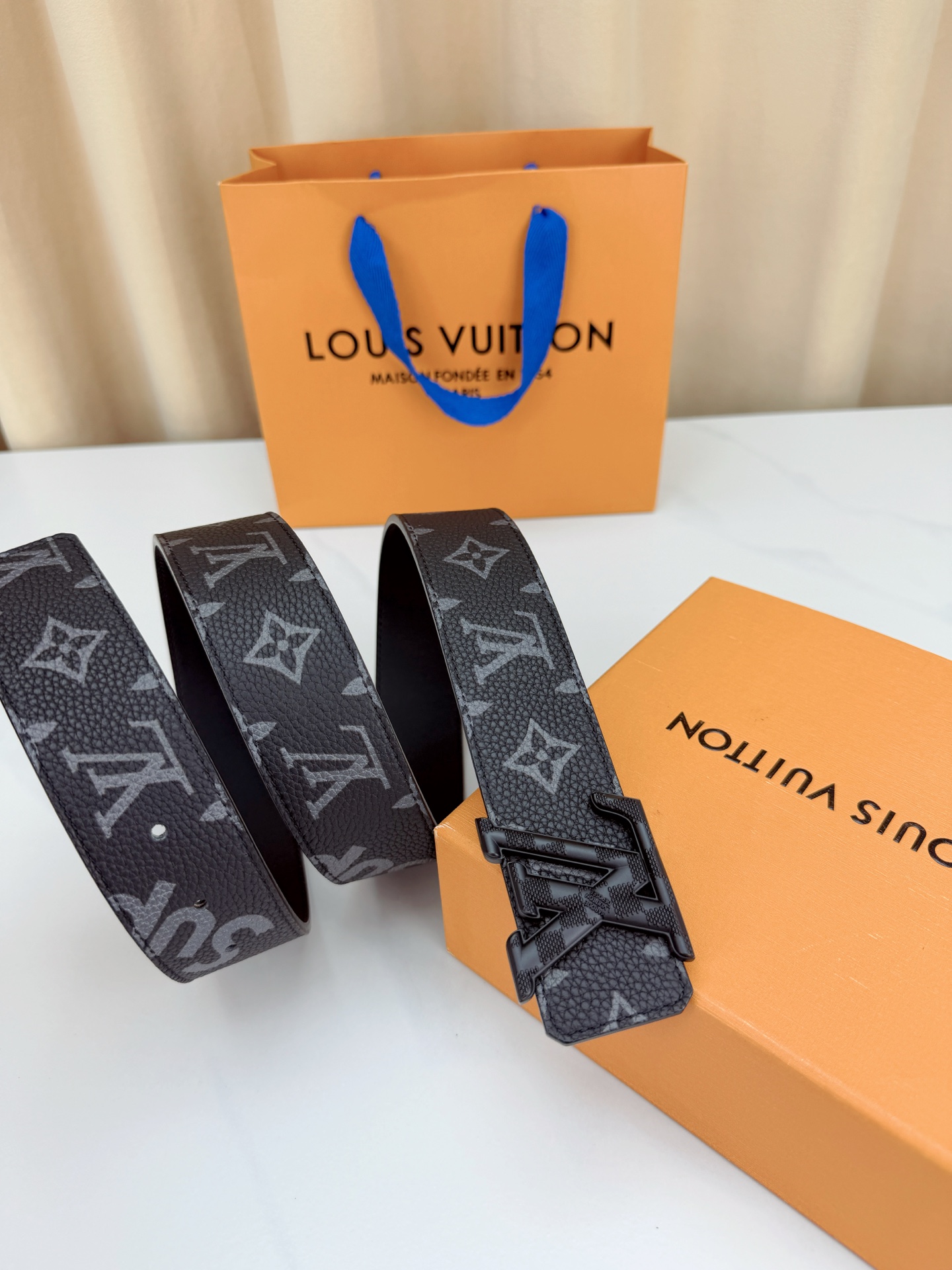 LV 4.0cm黑花宽版腰带，深灰老花低调奢华有内涵，立体LV字母扣头质感拉满，宽版设计气场十足，双面可